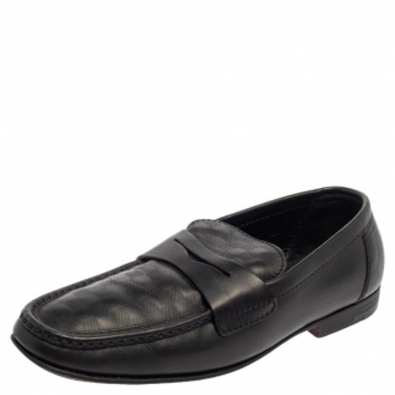 These timeless Santiago loafers will leave you looking smart and polished. Crafted from shiny black leather with the Damier pattern embossed on vamps, they are designed with penny keeper straps. The insoles are lined with leather and feature Louis