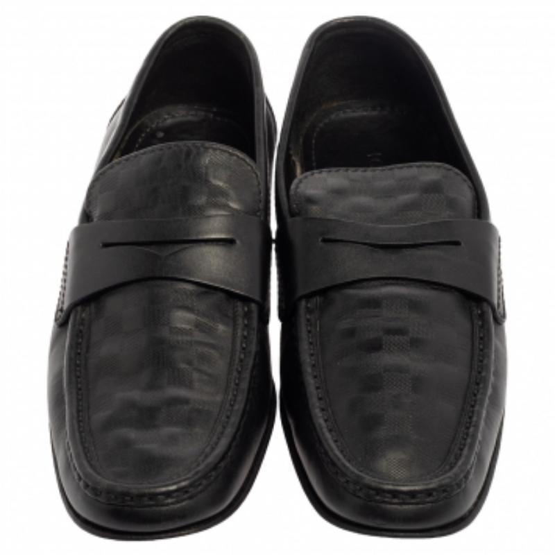 Louis Vuitton Black Damier Embossed Santiago Loafers Size 41.5 In Fair Condition For Sale In Dubai, Al Qouz 2