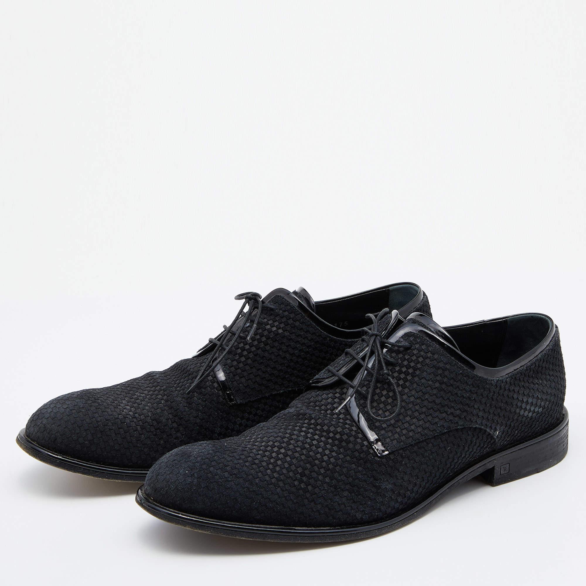 Stylish and smart, this pair of derby shoes from Louis Vuitton is a must-have. Crafted from Damier-embossed suede and patent leather trims, they come with leather-lined insoles and thin lace-ups. The sleek shoes will give your casual as well as