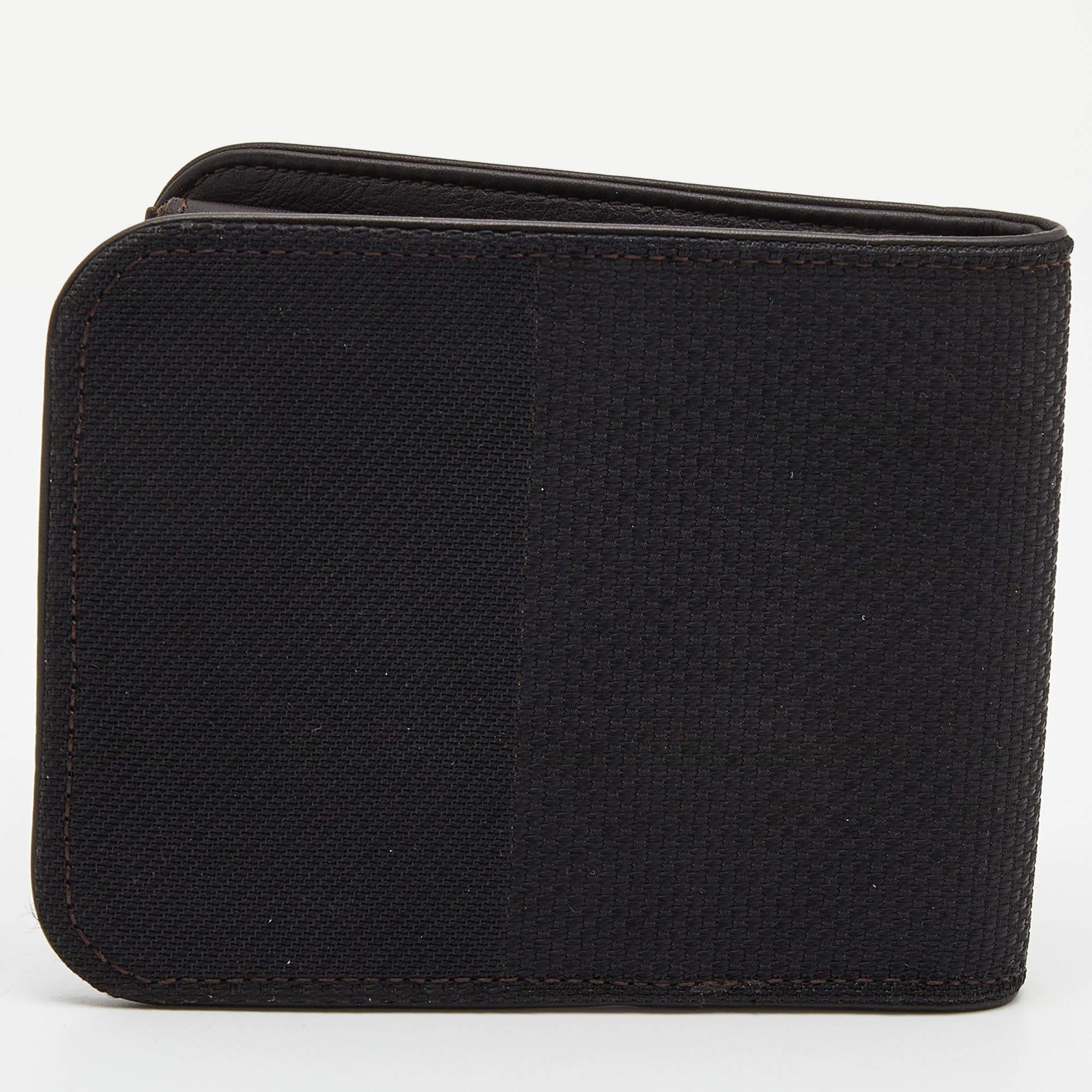 This authentic Louis Vuitton wallet for men has a look of luxury. It is crafted from Damier Geant canvas as a bifold and equipped with compartments and multiple slots to neatly house your cards and cash.

