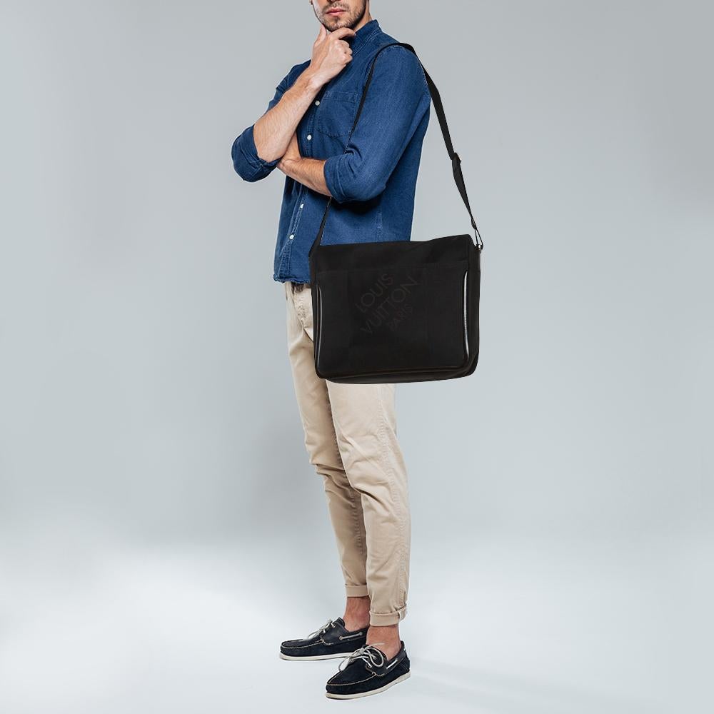 Louis Vuitton Black Damier Geant Canvas Messenger Bag In Good Condition In Dubai, Al Qouz 2