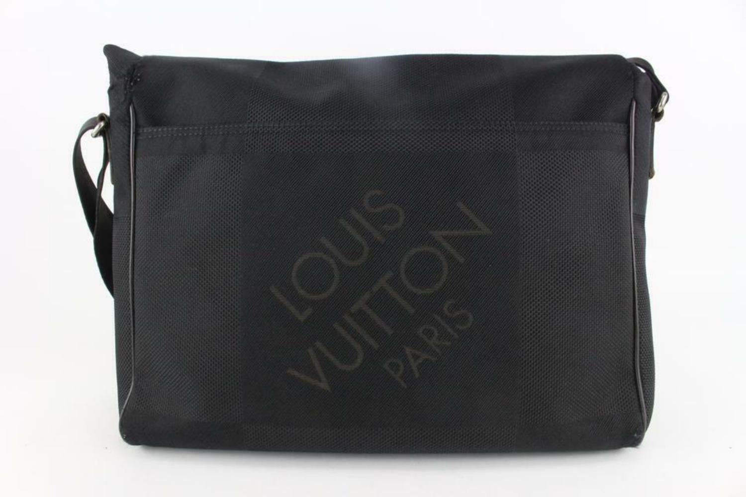 Louis Vuitton Black Damier Geant Messenger Crossbody Laptop Bag 12LV118 For Sale 1