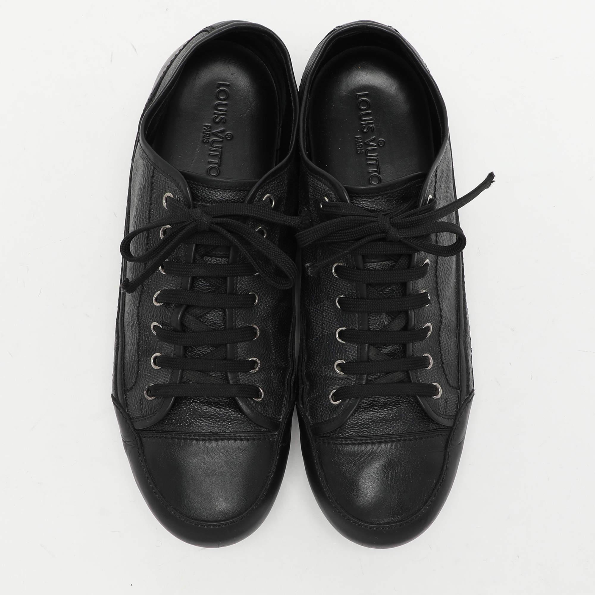 Louis Vuitton Black Damier Graphite Canvas and Leather Low Top Sneakers Size 43 In Fair Condition For Sale In Dubai, Al Qouz 2