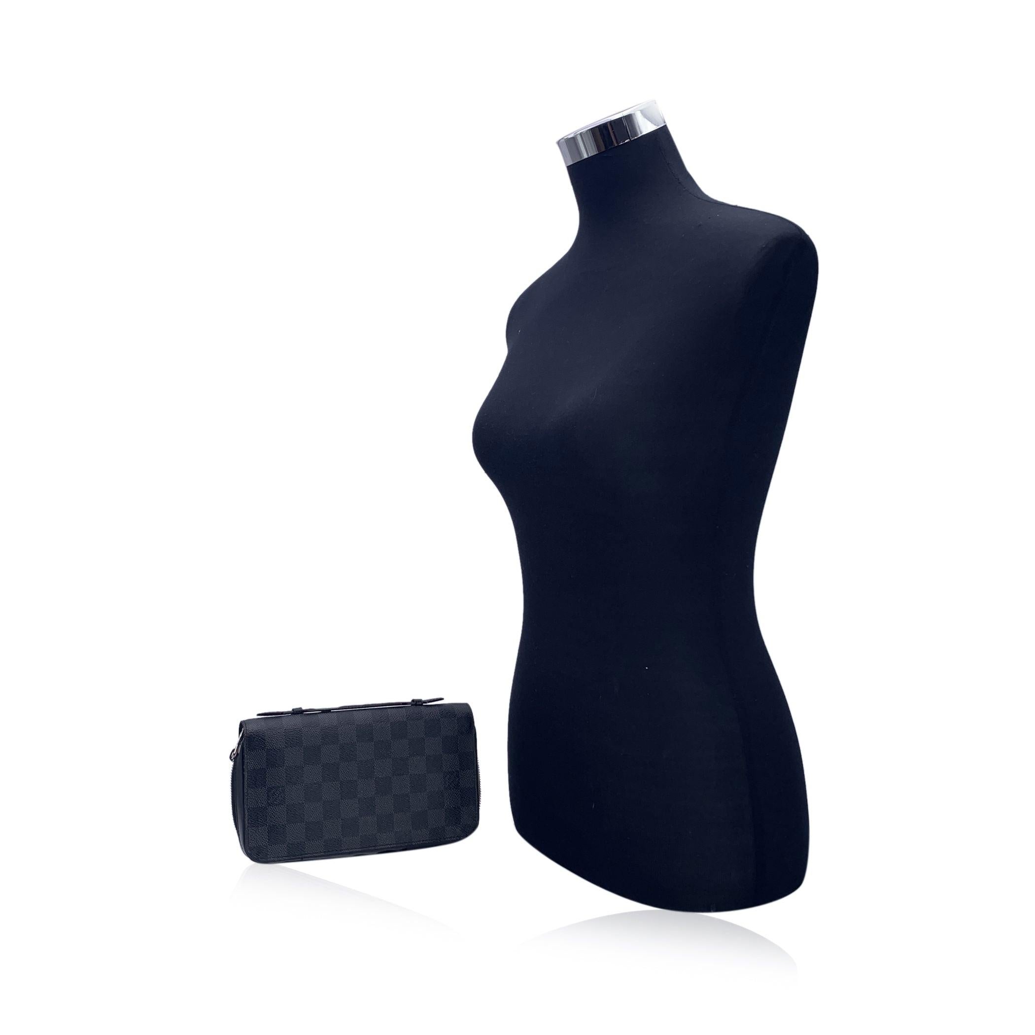 This beautiful wallet will come with a Certificate of Authenticity provided by Entrupy. The certificate will be provided at no further cost Louis Vuitton organizer wallet Mod. 'Zippy XL', crafted Damier Graphite canvas. Zip closure. Handle on top.