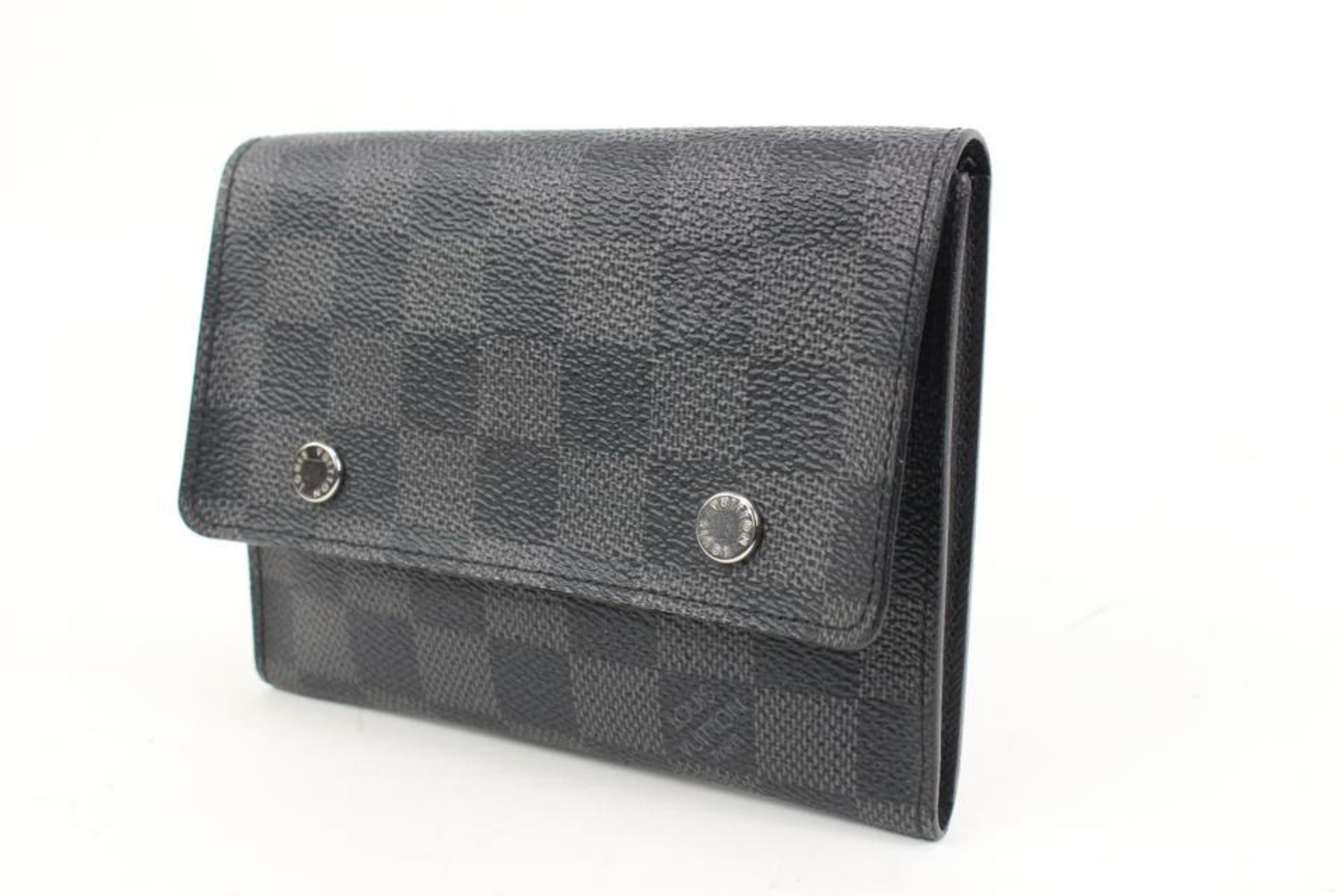 Louis Vuitton Black Damier Graphite Compact Snap Wallet 2lk318s
Date Code/Serial Number: MI4059
Made In: France
Measurements: Length:  5.5