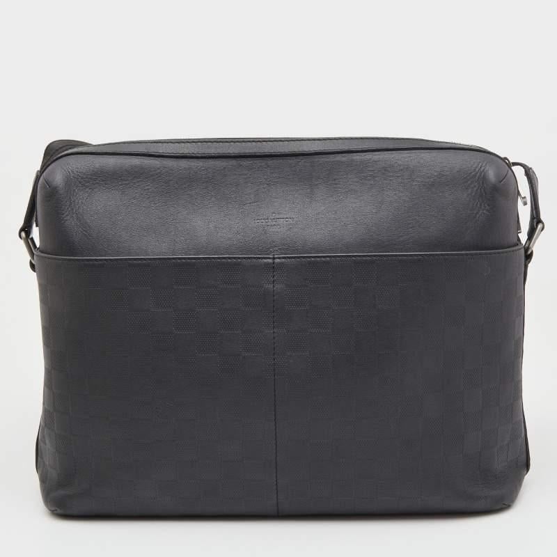 Crafted from fine leather, this Calypso messenger bag is a Loius Vuitton creation. With gunmetal-tone hardware, this bag features an adjustable shoulder strap, a front zip pocket, and two back pockets.

