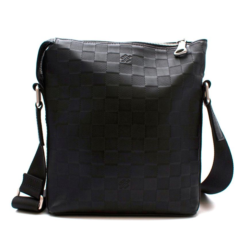 Louis Vuitton Black Damier Infini Leather Discovery Messenger BB Bag

Carry your essentials with style in this sporty Discovery Messenger BB. This small bags distinctive Messenger shape and supple Damier Infini leather for super body-friendly wear