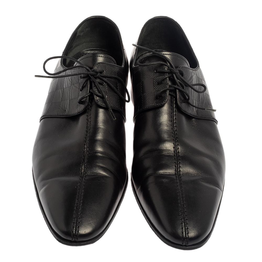 These Oxfords from Louis Vuitton are a gentleman's closet asset. Meticulously crafted from leather, they feature Damier embossing, lace-up details, and a neat black hue. Carrying a sharp and edgy silhouette, these Oxfords will complete all your