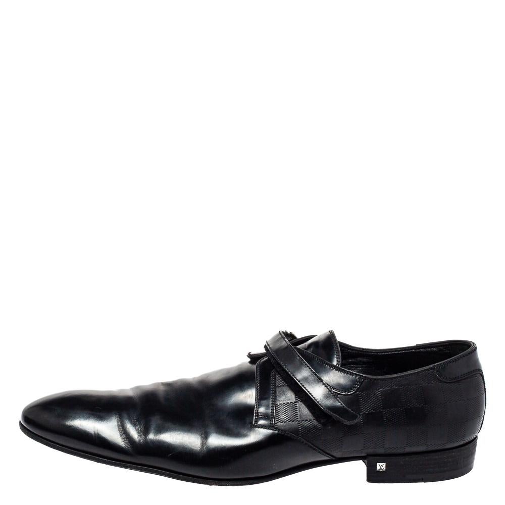 Make a casual yet classy statement with these sleek Louis Vuitton loafers. They are rendered in leather featuring velcro straps on the vamps, low heels, and comfortable insoles. Own this black pair today!

