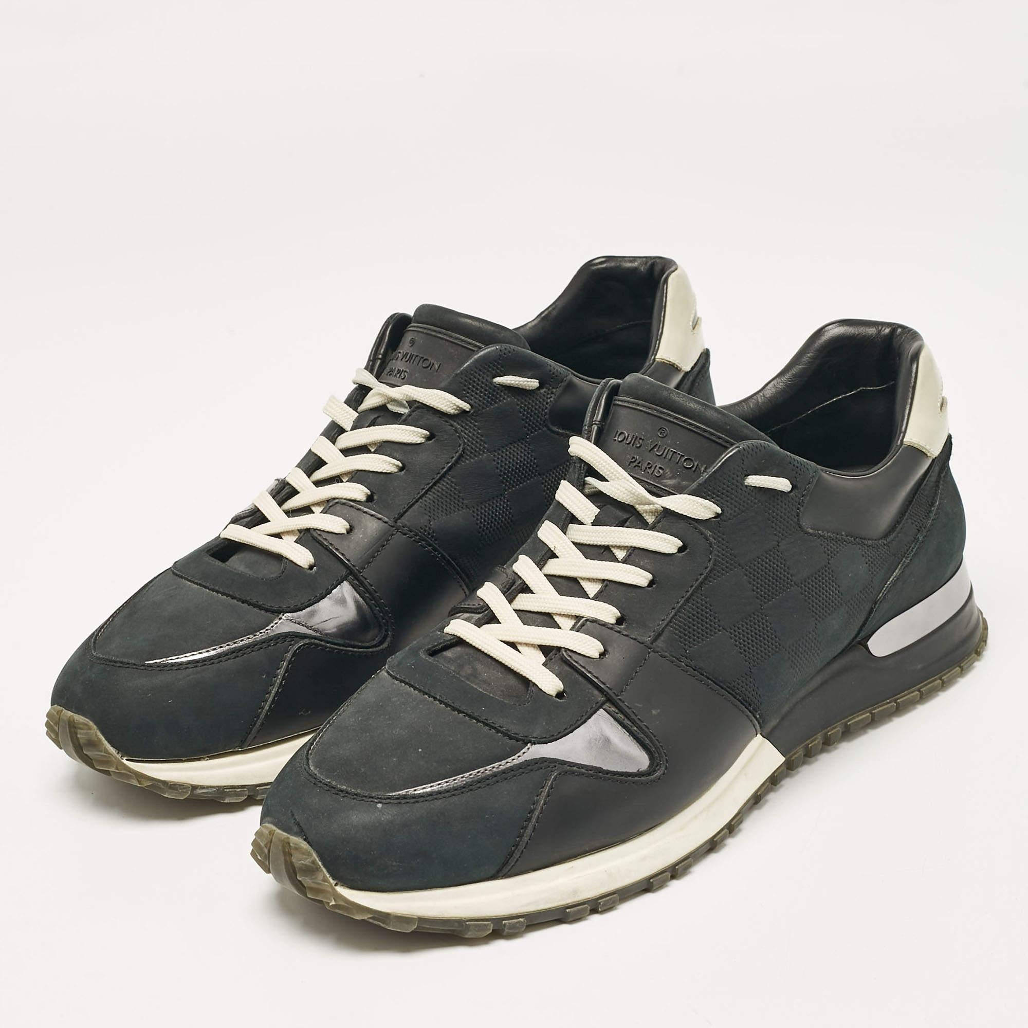 Fabriqué pour assurer le confort  Ces baskets Run Away de Louis Vuitton sont à la fois tendance et élégantes. Elles ont été confectionnées en cuir et nubuck Damier et présentent des empeignes à lacets ainsi que l'étiquette sur les empiècements en