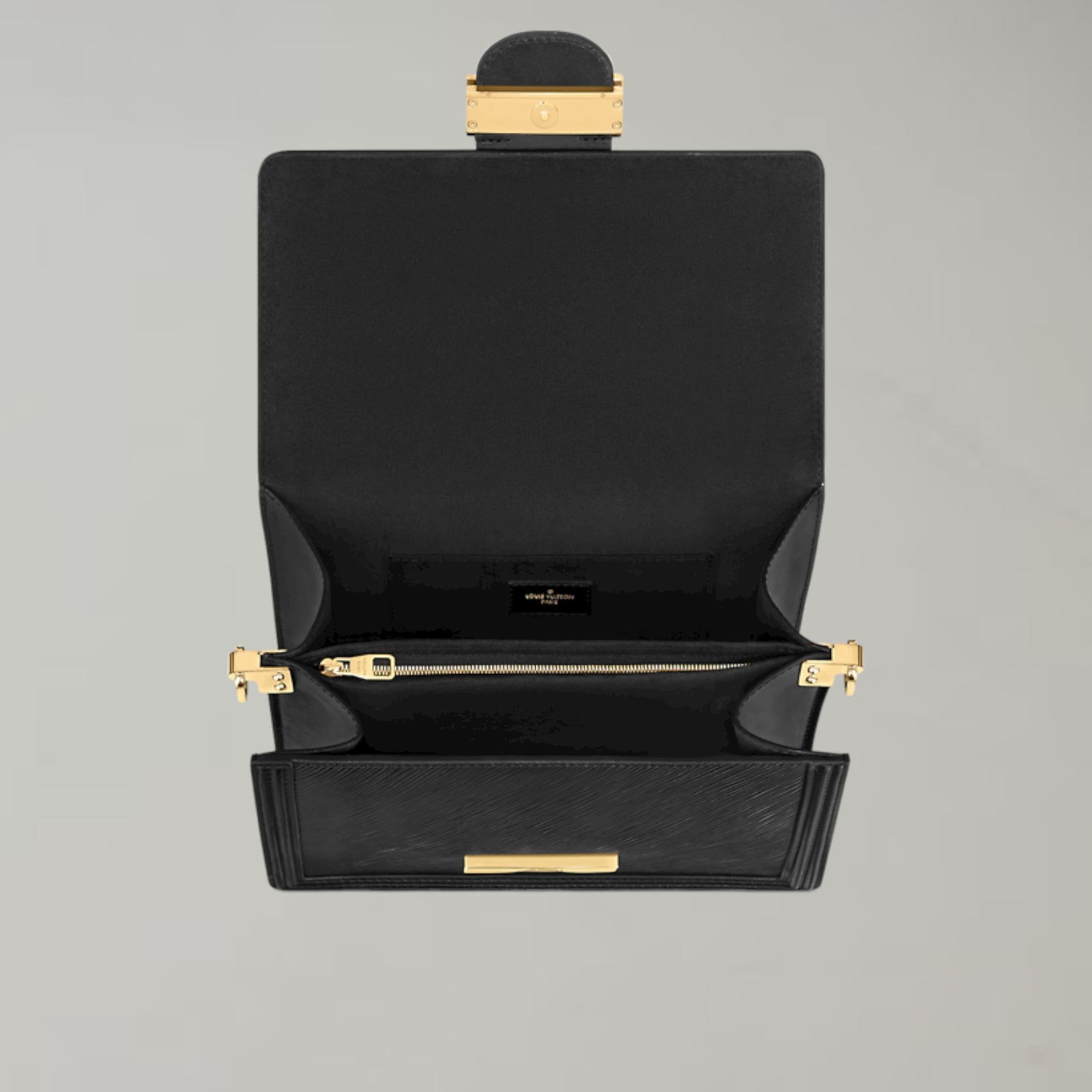 Black
Epi grained cowhide leather
Calfskin-leather trim
Microfiber lining
Gold-color hardware
Magnetic front lock
2 inside compartments with middle zipped pocket
Inside back flat pocket
Strap: Removable, adjustable
Strap Drop: 25.0 cm
Strap drop