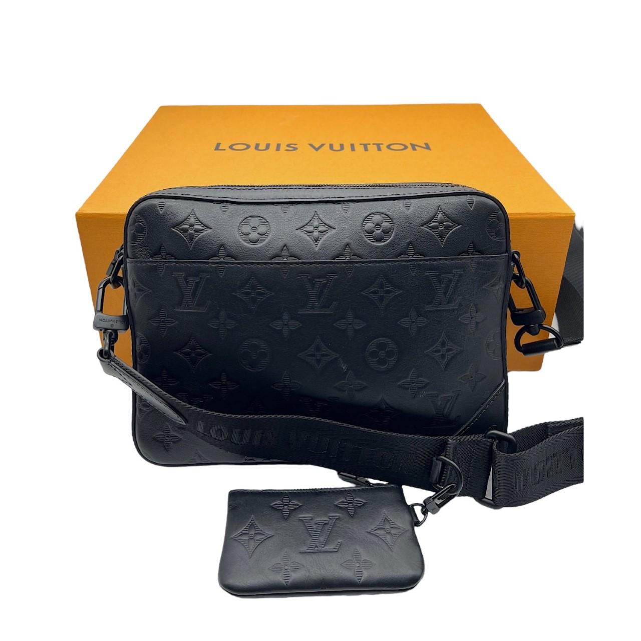 We are offering this Louis Vuitton Black Duo Messenger. With its sleek appearance, this messenger bag is crafted of Louis Vuitton Monogram Shadow leather with cowhide leather trims and matte black hardware. It features a Louis Vuitton textile