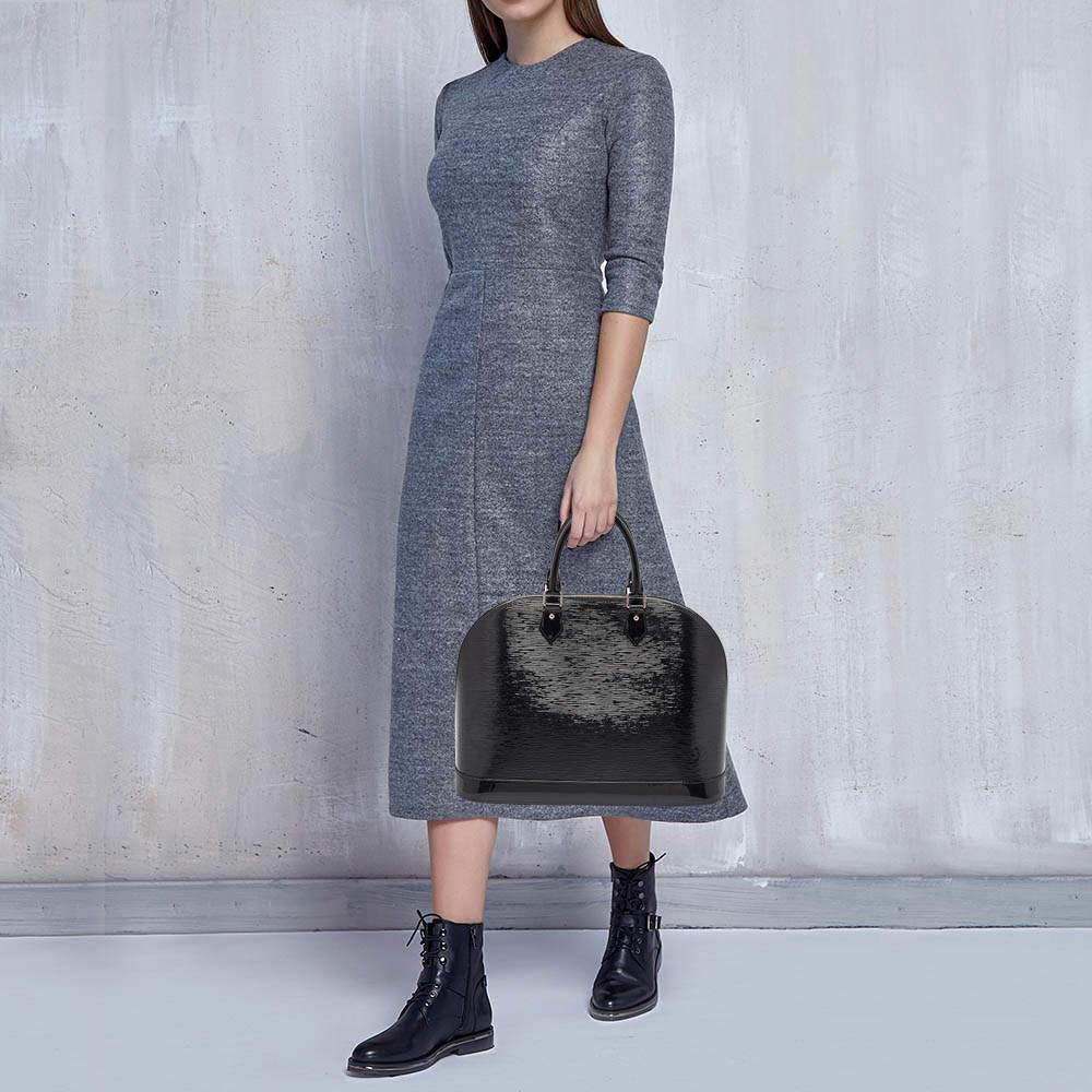 Ce LV Alma noir est un exemple des créations raffinées de la marque qui sont habilement fabriquées pour projeter un charme classique. Il s'agit d'une création fonctionnelle avec un attrait particulier.