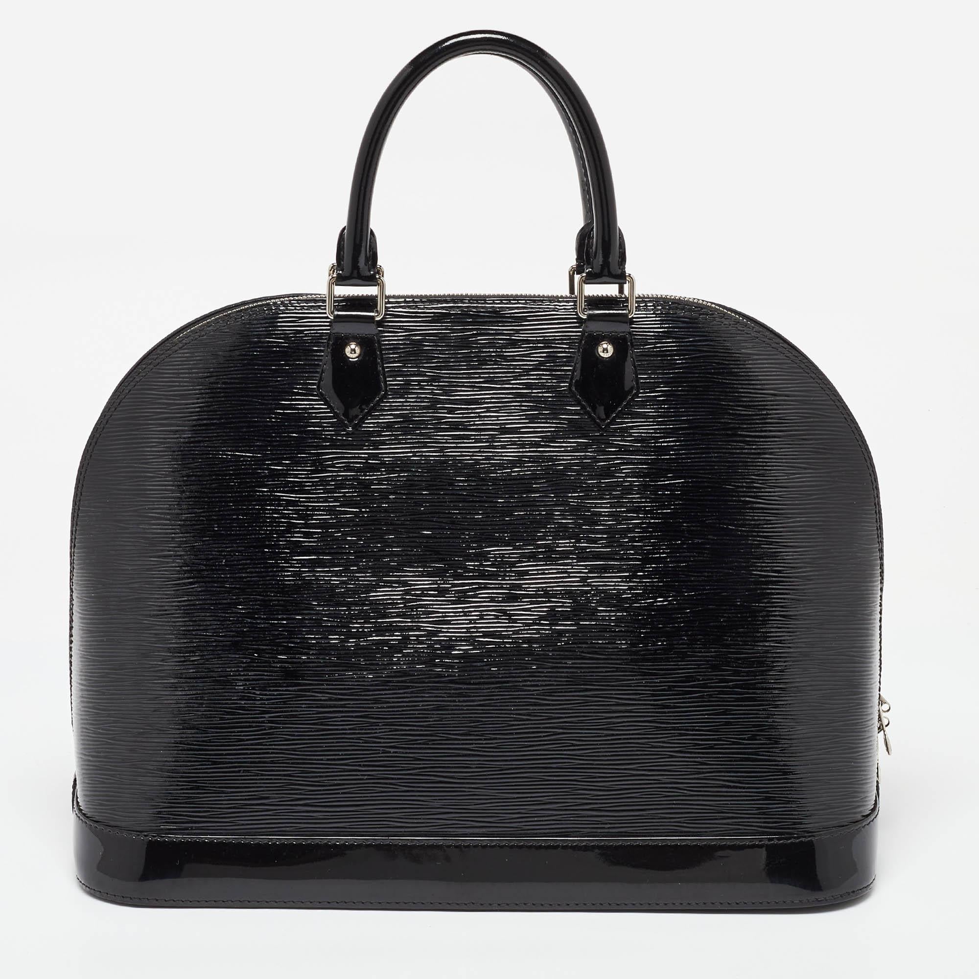 Louis Vuitton - Sac Alma GM en cuir épi noir électrique Bon état - En vente à Dubai, Al Qouz 2