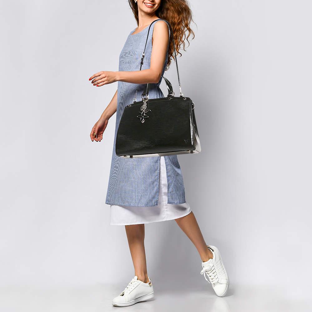 The fashion houseâ€™s tradition of excellence coupled with modern design sensibilities works to make this Louis Vuitton Brea GM bag one of a kind. Its a fabulous accessory to carry on your shoulder or across the body.