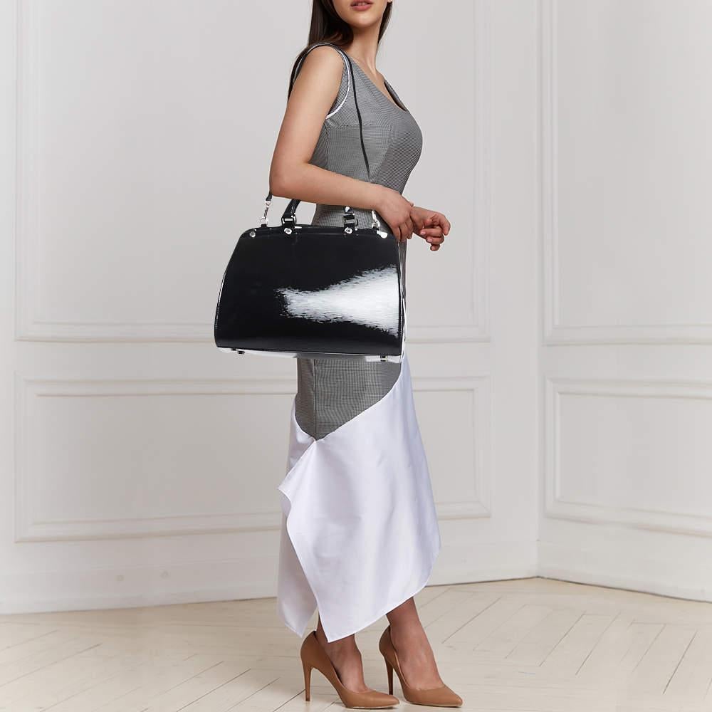 This Brea GM bag from the House of Louis Vuitton will definitely sway you away with its precise shape, style, and design. It is made from Amarante Monogram Vernis into a structured, neat silhouette. It flaunts silver-toned fittings, dual top