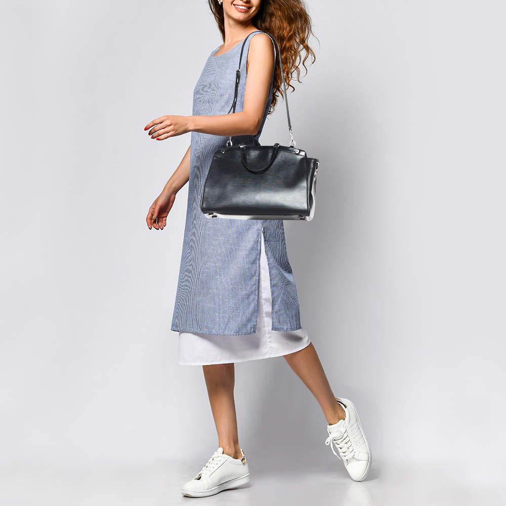 Concediti il lusso con questa borsa LV. Realizzato meticolosamente con materiali pregiati, combina un design squisito con un'artigianalità impeccabile e un'eleganza senza tempo. Eleva il tuo stile con questo accessorio di moda.