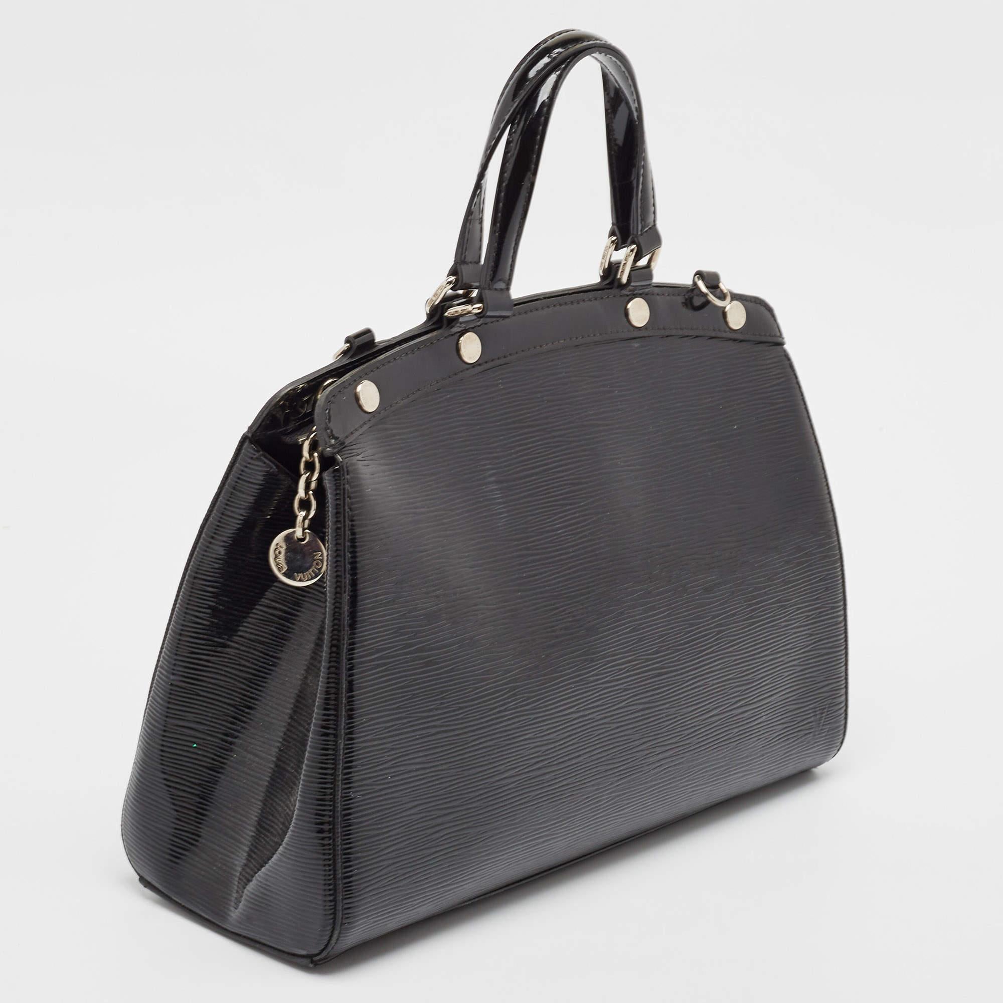 Schwarze Electric Epi Leder-Tasche von Louis Vuitton Brea MM im Zustand „Relativ gut“ in Dubai, Al Qouz 2