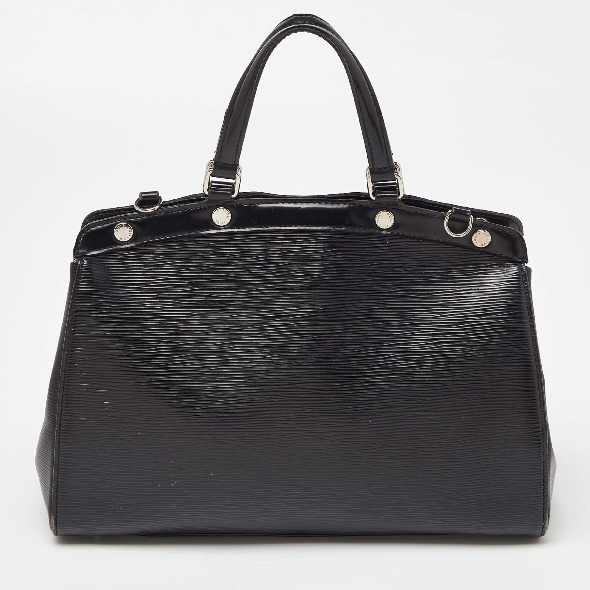 Louis Vuitton Borsa Brea MM in pelle elettrica nera. In condizioni discrete in vendita a Dubai, Al Qouz 2