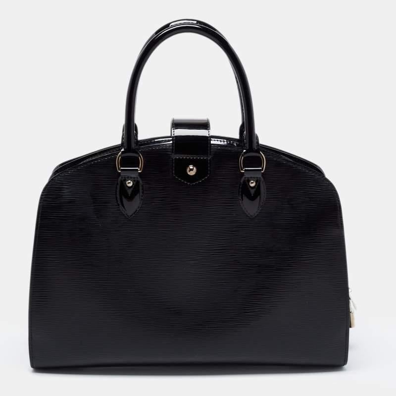 Louis Vuitton's handbags are popular owing to their high style and functionality. This bag, like all their designs, is durable and stylish. Exuding fine finish, the bag is designed to give a luxurious experience. The interior has enough space to