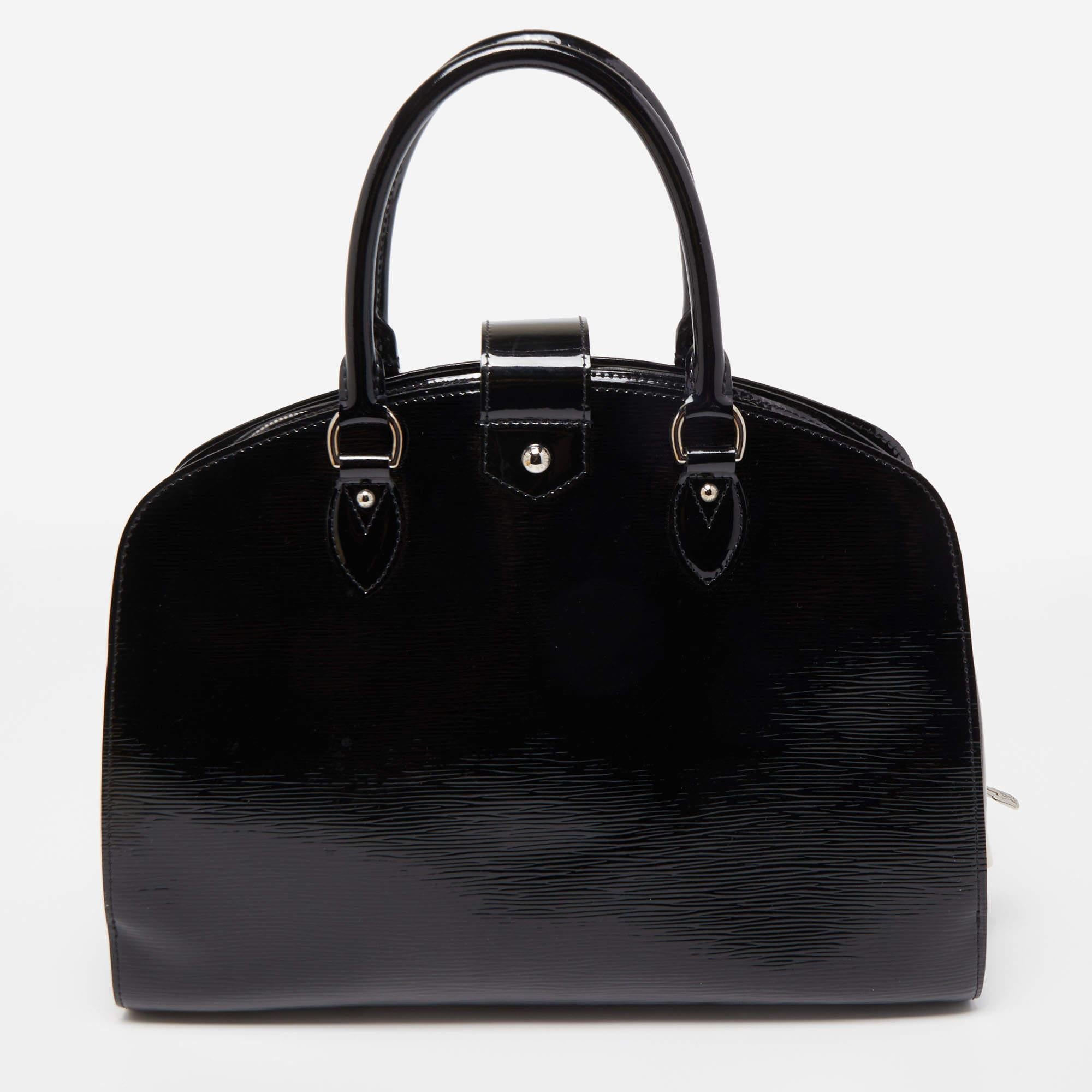 This Louis Vuitton Electric Epi leather bag is an example of the brand's fine designs that are skillfully crafted to project a classic charm. It is a functional creation with an elevating appeal.

