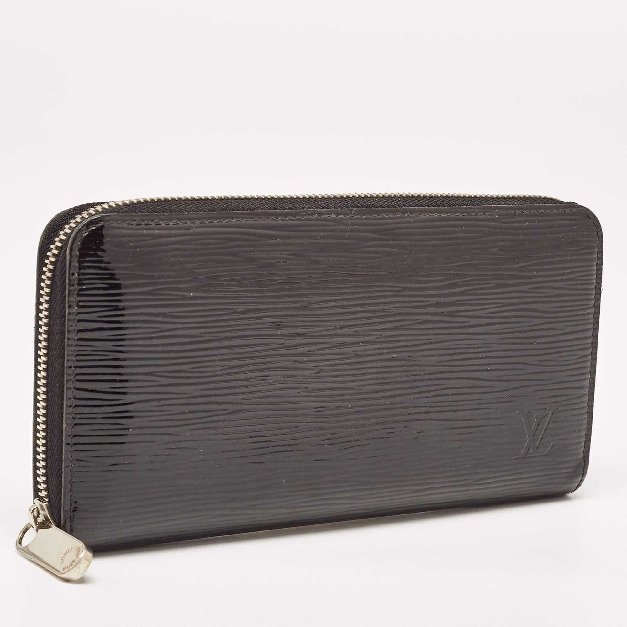 This Louis Vuitton Zippy wallet is conveniently designed for everyday use. Crafted from Electric Epi patent leather, the wallet has a wide zip closure that opens to reveal multiple slots, leather-lined compartments and a zip pocket for you to neatly