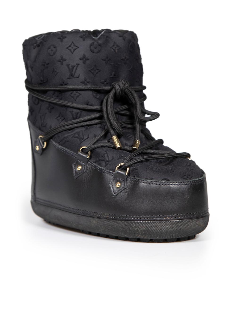 CONDITION is Very good. Minimal wear to boots is evident. Minimal wear to leather outsoles with two small scratches to the right side (as worn) right shoe on this used Louis Vuitton designer resale item.
 
 
 
 Details
 
 
 Black
 
 Cloth
 
 Snow