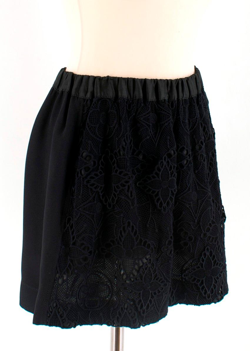 Louis Vuitton short length skirt featuring a front gold metal zip fastening and embroidered flowers lace at the back. 

- Ribbed waist
- Silk linning

Fabric: 
- 100% cotton
Linning:
- 100% silk
Others:
- 58% acetate
- 42% viscose

- Made in