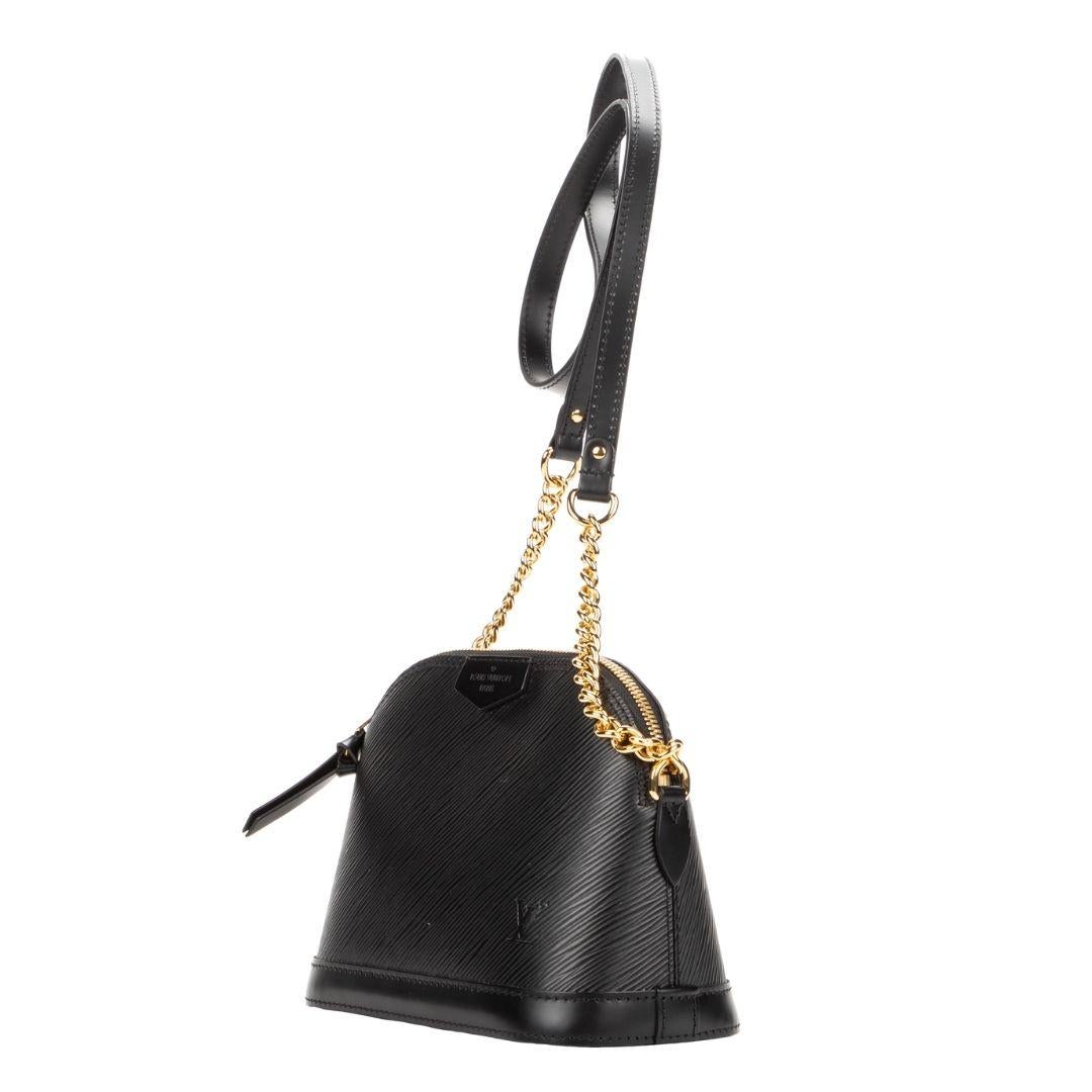Dies ist das perfekte festliche und temperamentvolle Mini-Louis-Stück! Die Louis Vuitton Mini Alma Bag aus der Collection'S Spring 2018 ist mit Messingbeschlägen und einem einzelnen flachen Schulterriemen mit wunderschönem Kettenglied-Akzent
