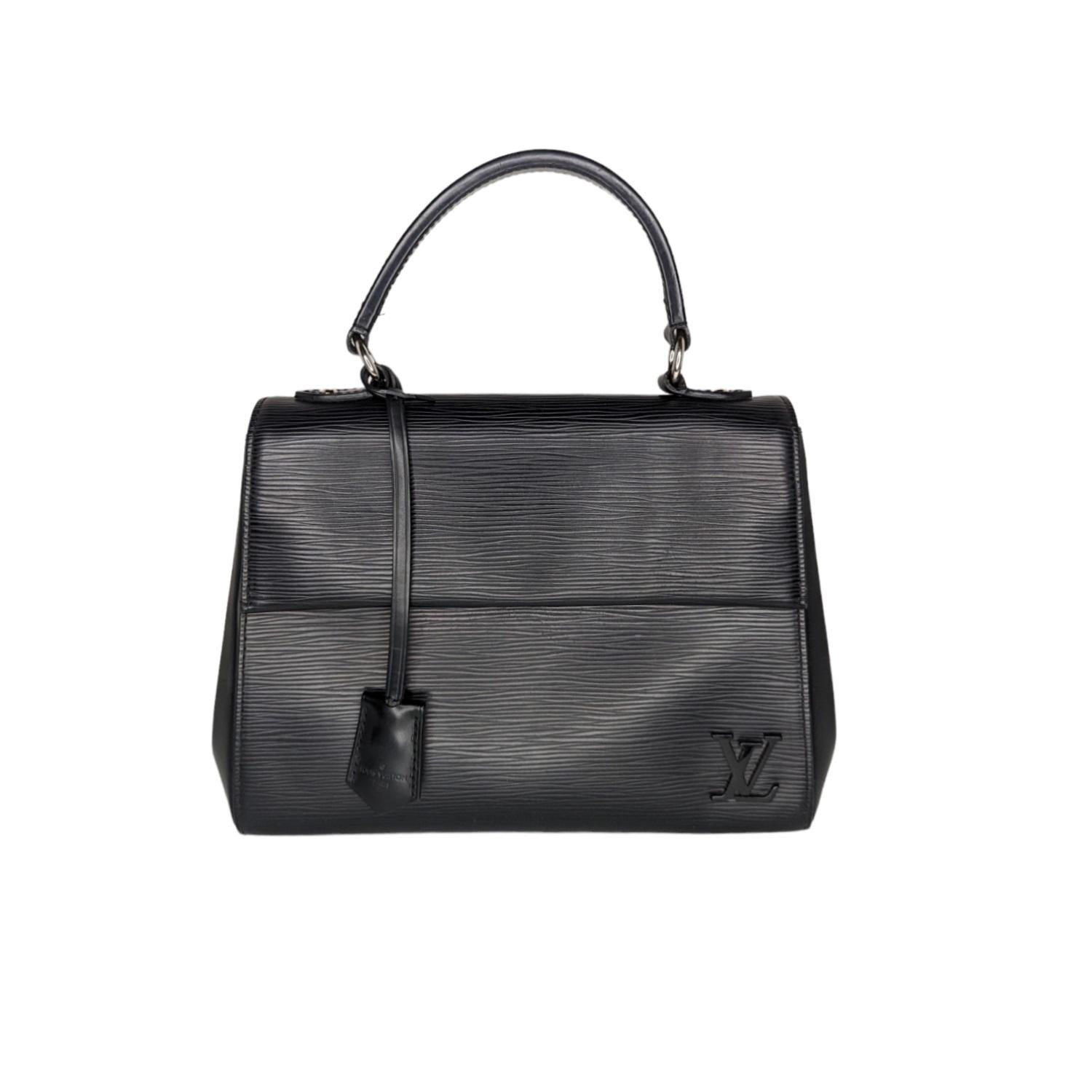 Cluny and Epi, made for each other: the Cluny BB handbag’s structured shape is ideally suited to textured Epi leather. This model can be worn cross-body or carried in ladylike fashion by the top handle. Designed for busy lifestyles, it opens wide