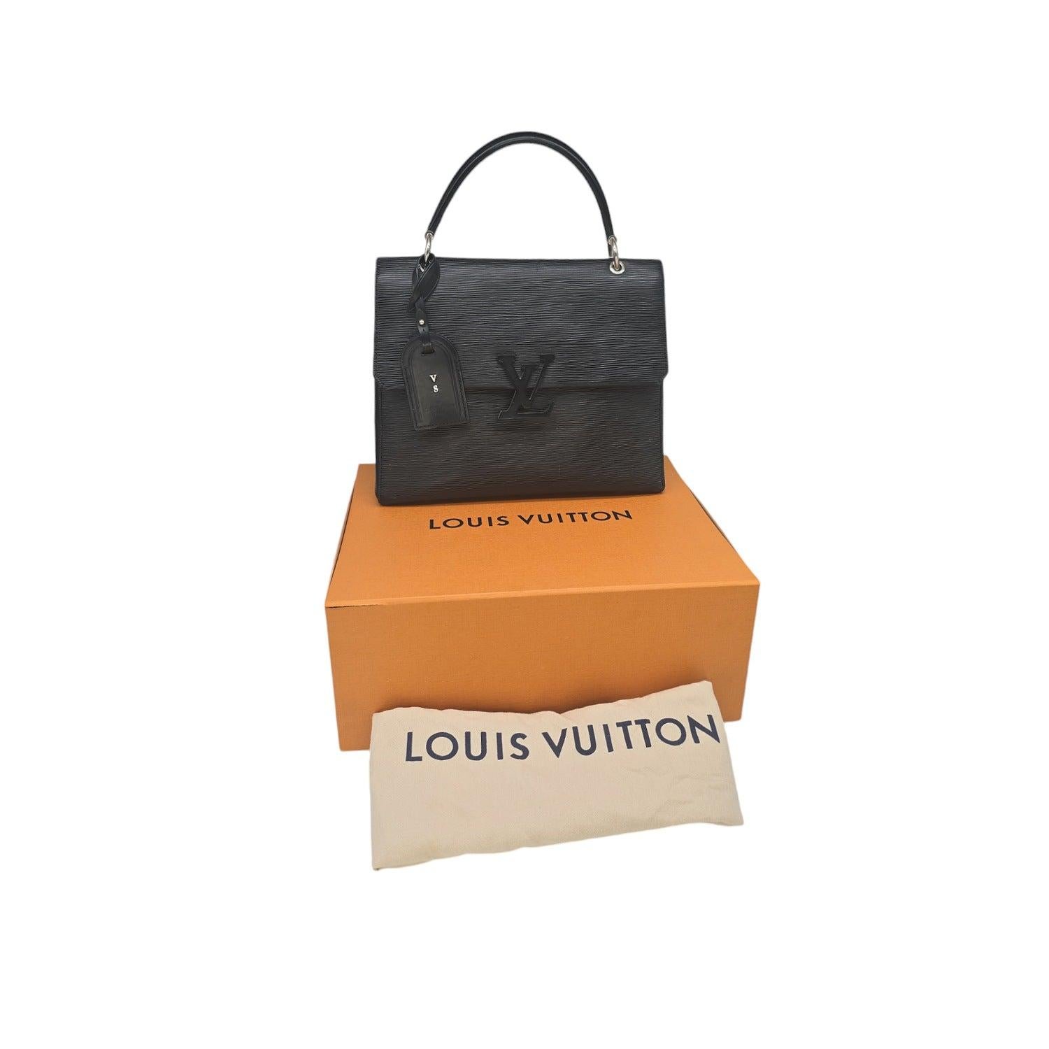 Fabriqué en Espagne par Louis Vuitton, ce sac à main Epi Grenelle noir est un véritable symbole de luxe. Fabriqué en cuir noir grainé Epi de haute qualité, avec un intérieur spacieux doublé d'Alcantara et de multiples poches pour l'organisation, ce