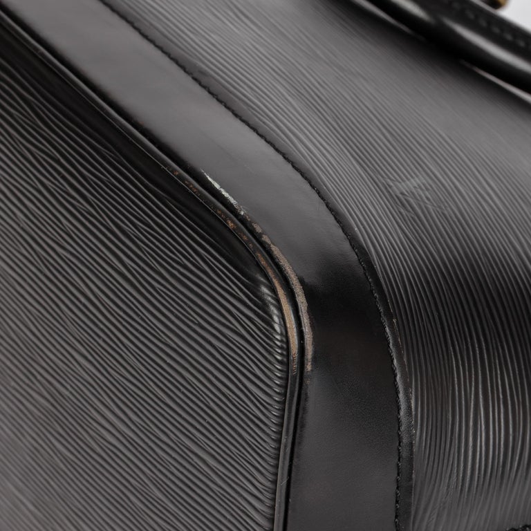 LOUIS VUITTON Black Epi Leather Alma PM For Sale 5