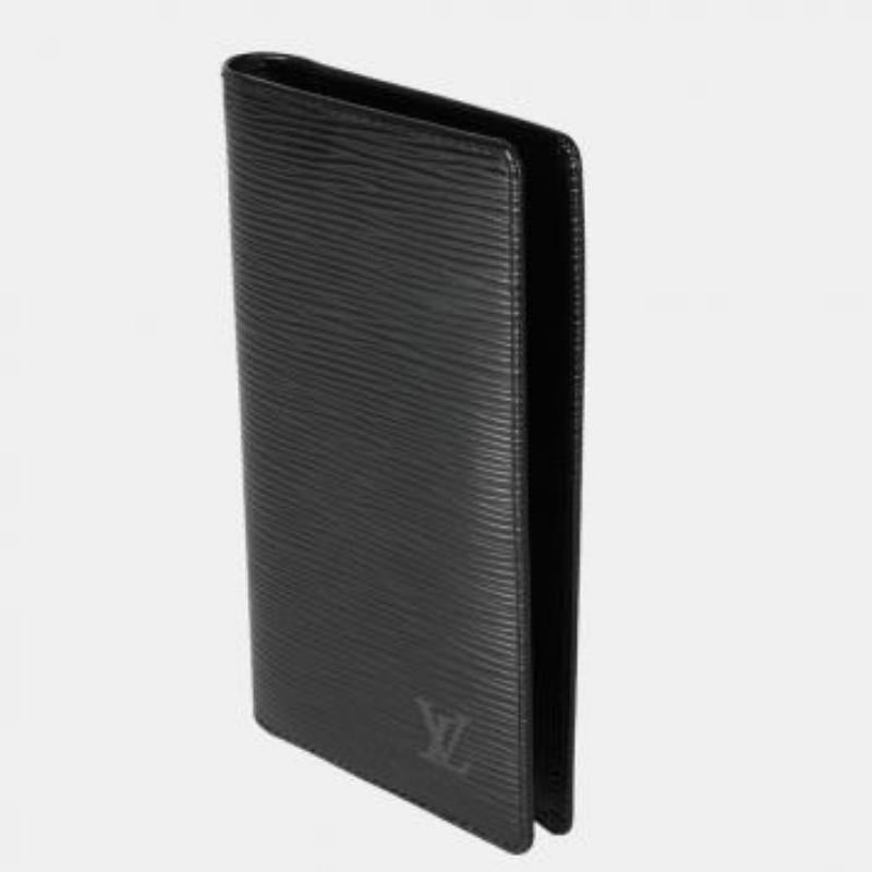 Ce portefeuille Epi noir de LV allie sans effort une construction méticuleuse à un style intemporel, ce qui en fait un symbole de goût raffiné. Cette pièce de créateur rehausse votre collection d'accessoires.