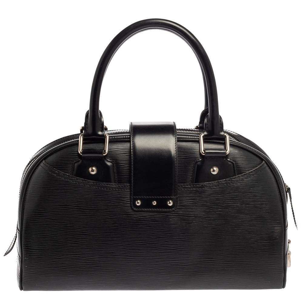 A handbag should not only be good-looking but also functional, just like this Montaigne bag from Louis Vuitton. Crafted from epi leather, this gorgeous number has the signature logo-engraved push-lock closure and a top zipper that opens up to a