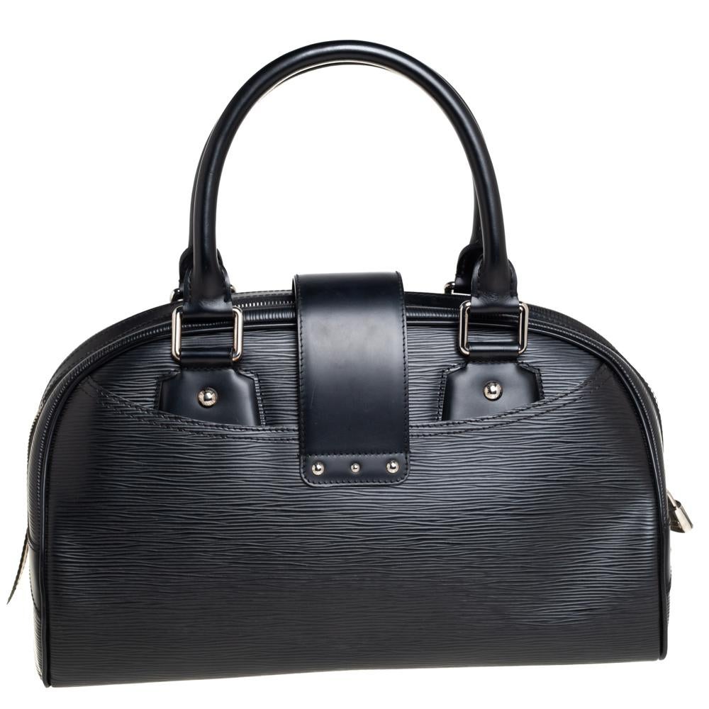 A handbag should not only be good-looking but also functional, just like this Montaigne bag from Louis Vuitton. Crafted from Epi leather, this gorgeous number has the signature logo-engraved push-lock closure and a top zipper that opens up to a
