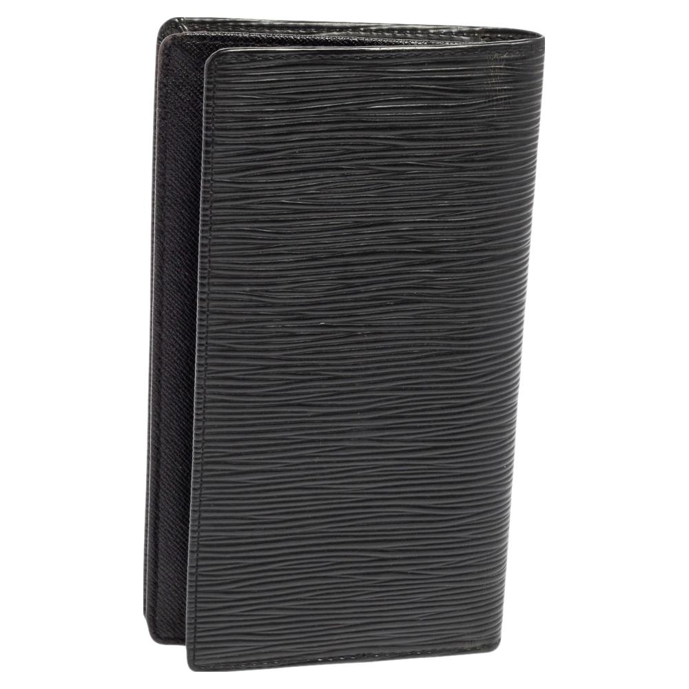 This Louis Vuitton Brazza wallet is an immaculate balance of sophistication and rational utility. It has been designed using prime quality materials and elevated by a sleek finish. The creation is equipped with ample space for your monetary
