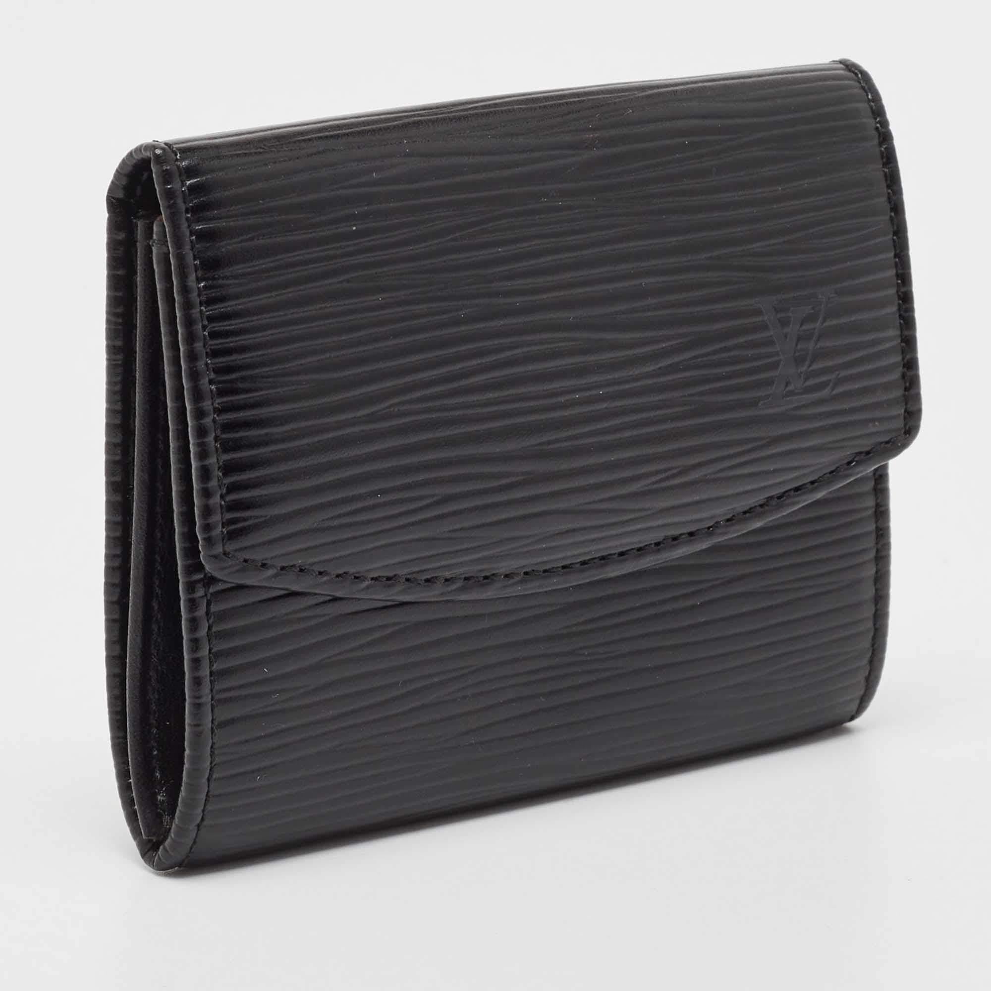 Der LV-Kartenhalter vereint Eleganz und Funktionalität in einem schlanken Design. Er ist aus Leder gefertigt und hat einen schwarzen Farbton, der ihm einen Hauch von Raffinesse verleiht.

