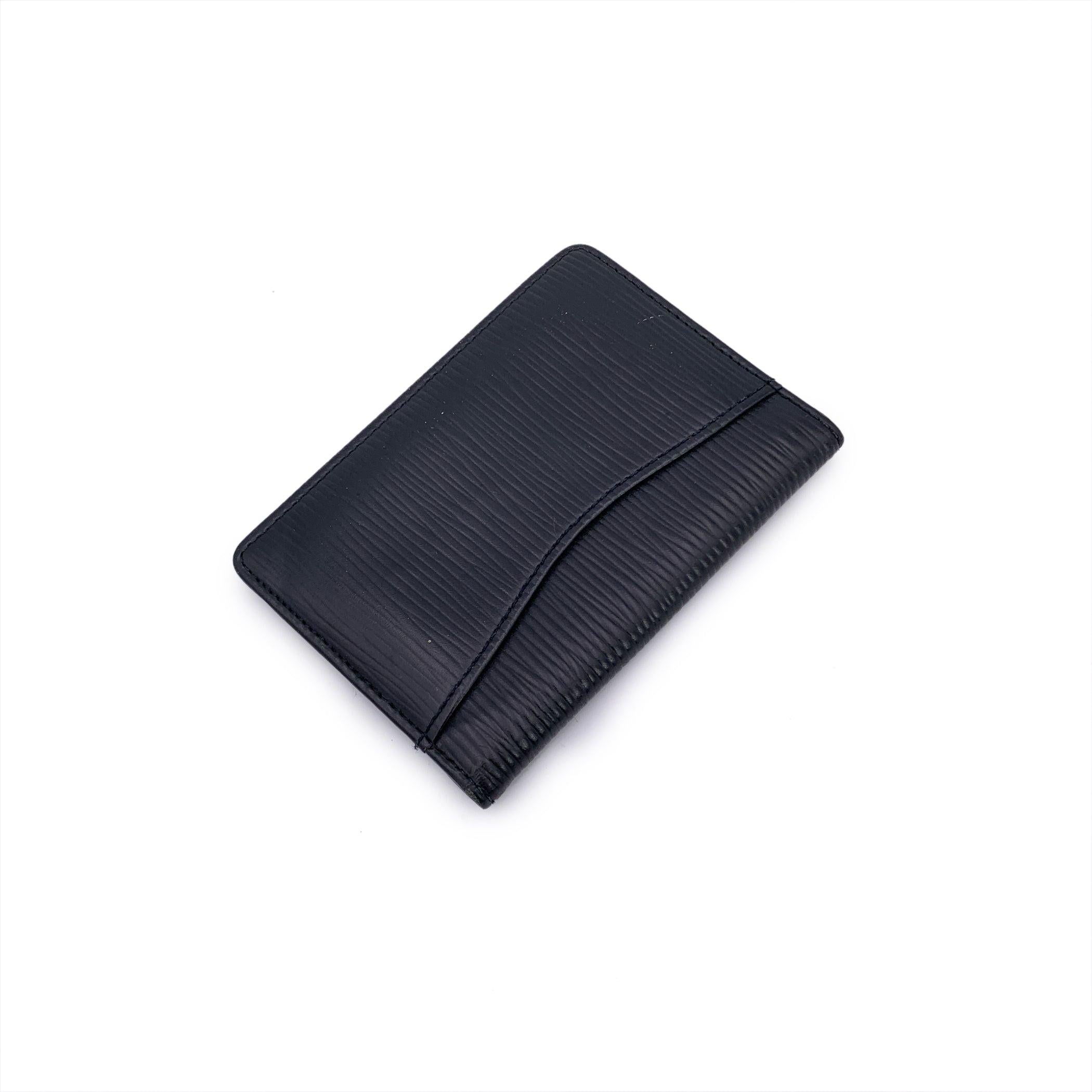 A perfect blend of functionality and timeless luxury, this Vintage Louis Vuitton Card Holder Pocket Organizer is a must-have for any discerning fashion enthusiast. Crafted from Louis Vuitton's iconic black Epi leather, known for its durability and