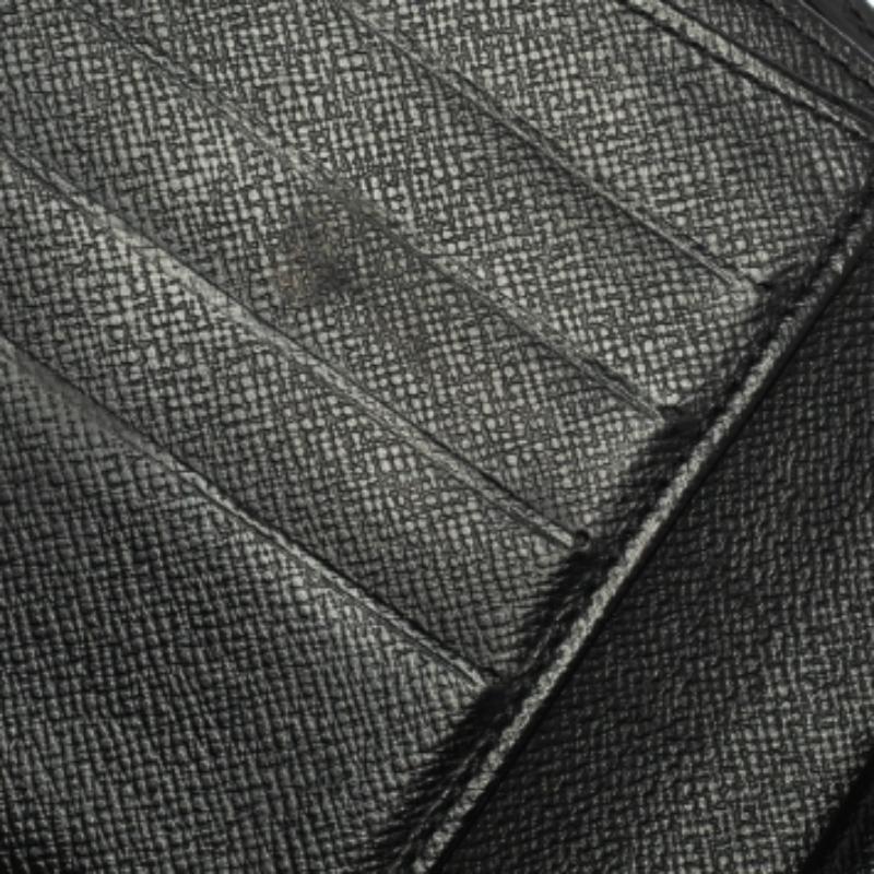 Le portefeuille compact de Louis Vuitton en cuir Epi noir offre un attrait luxueux et une grande qualité. Le portefeuille comporte des fentes pour vos cartes, une poche à rabat pour vos pièces de monnaie et des compartiments ouverts pour vos
