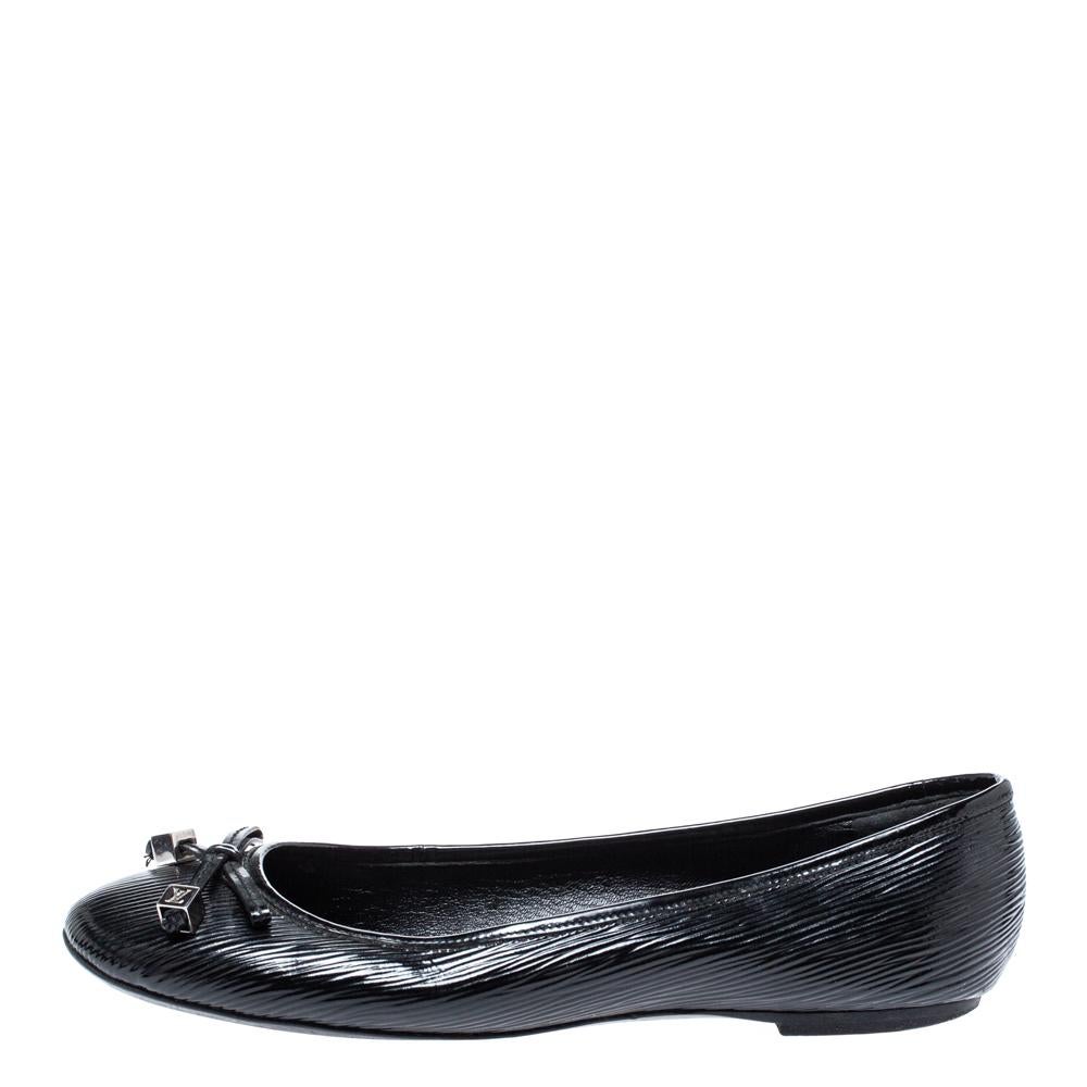 What woman doesn't own a good pair of black ballet flats? They're comfortable, reliable and go with any outfit. These Louis Vuitton black Debbie ballet flats will definitely be your go-to shoe for your everyday needs. They feature a textured black