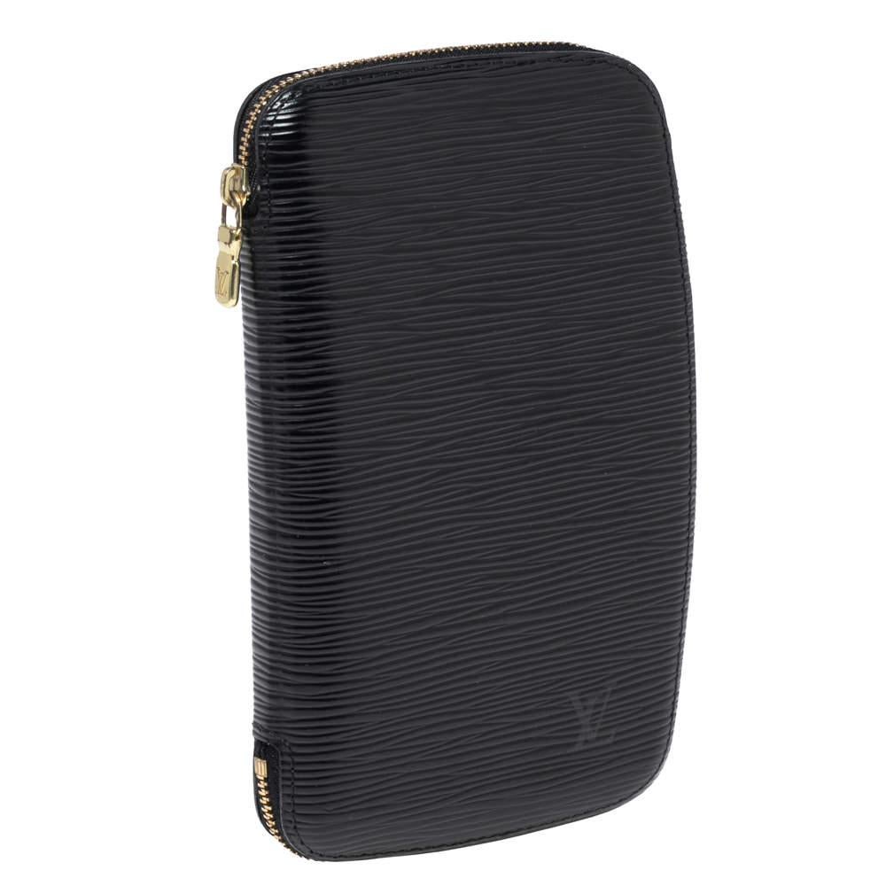 This Louis Vuitton Zippy wallet is conveniently designed for everyday use. Crafted from Epi leather, the wallet has a wide zip closure that opens to reveal multiple slots and leather-lined compartments for you to neatly arrange your daily