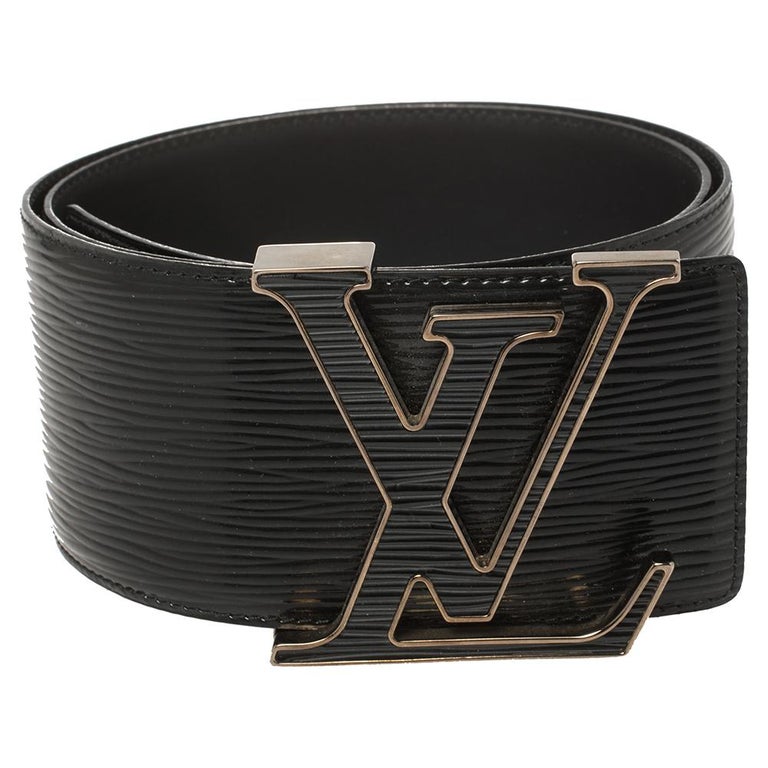 This classy waist belt from the house of Louis Vuitton will lend you a stylish look when you pair it with your formals. Crafted from Epi leather, the must-have creation features the LV initials as the buckle closure. To add a luxurious and urban