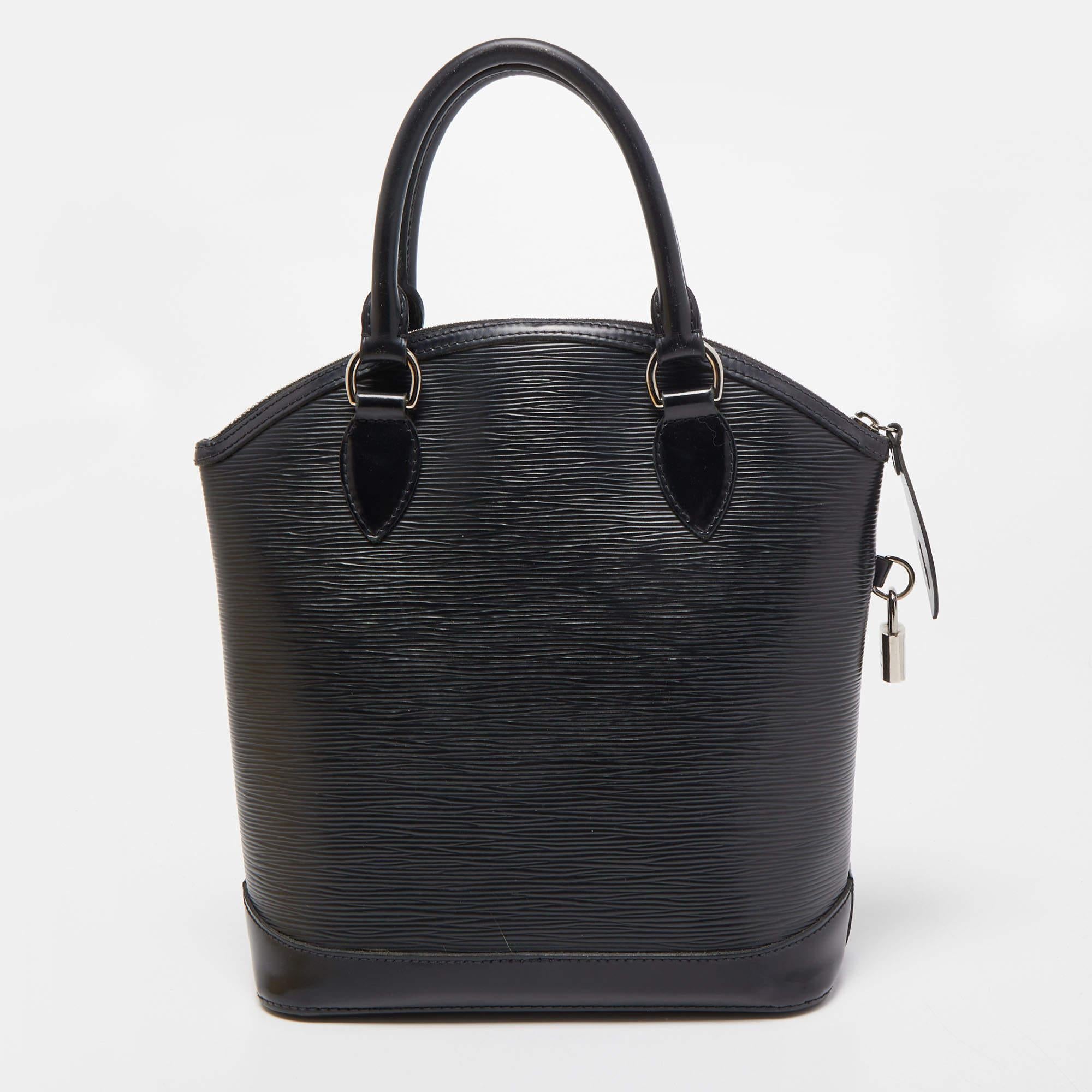 Displaying exquisite craftsmanship, this fabulous bag will certainly live up to your expectations. Featuring a chic design, it is made from luxe materials and has an interior for carrying your little essentials.

Includes: Original Dustbag, Padlock