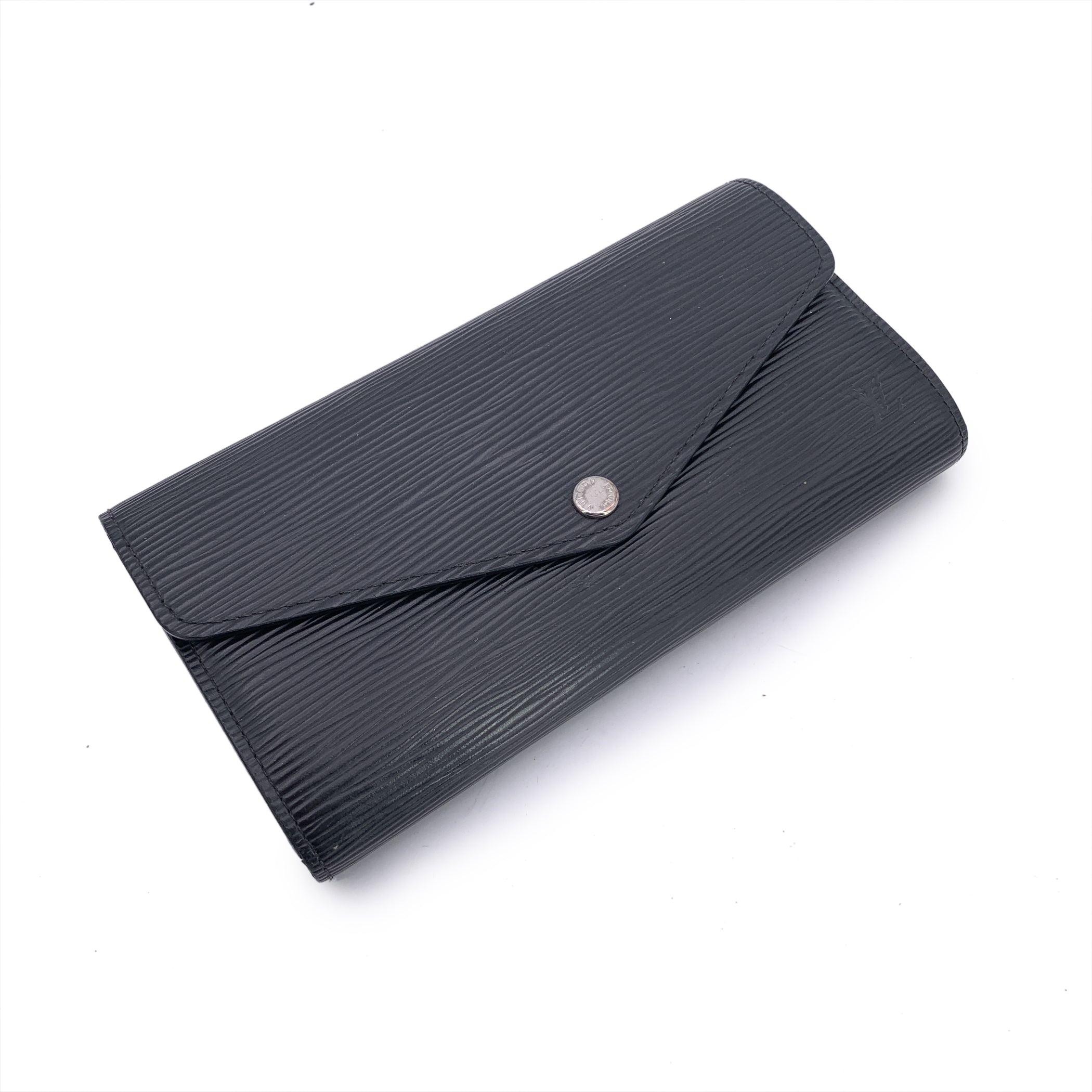 This beautiful wallet will come with a Certificate of Authenticity provided by Entrupy. The certificate will be provided at no further cost Introducing the Louis Vuitton Black Epi Leather Long Continental Sarah Wallet, an exquisite blend of