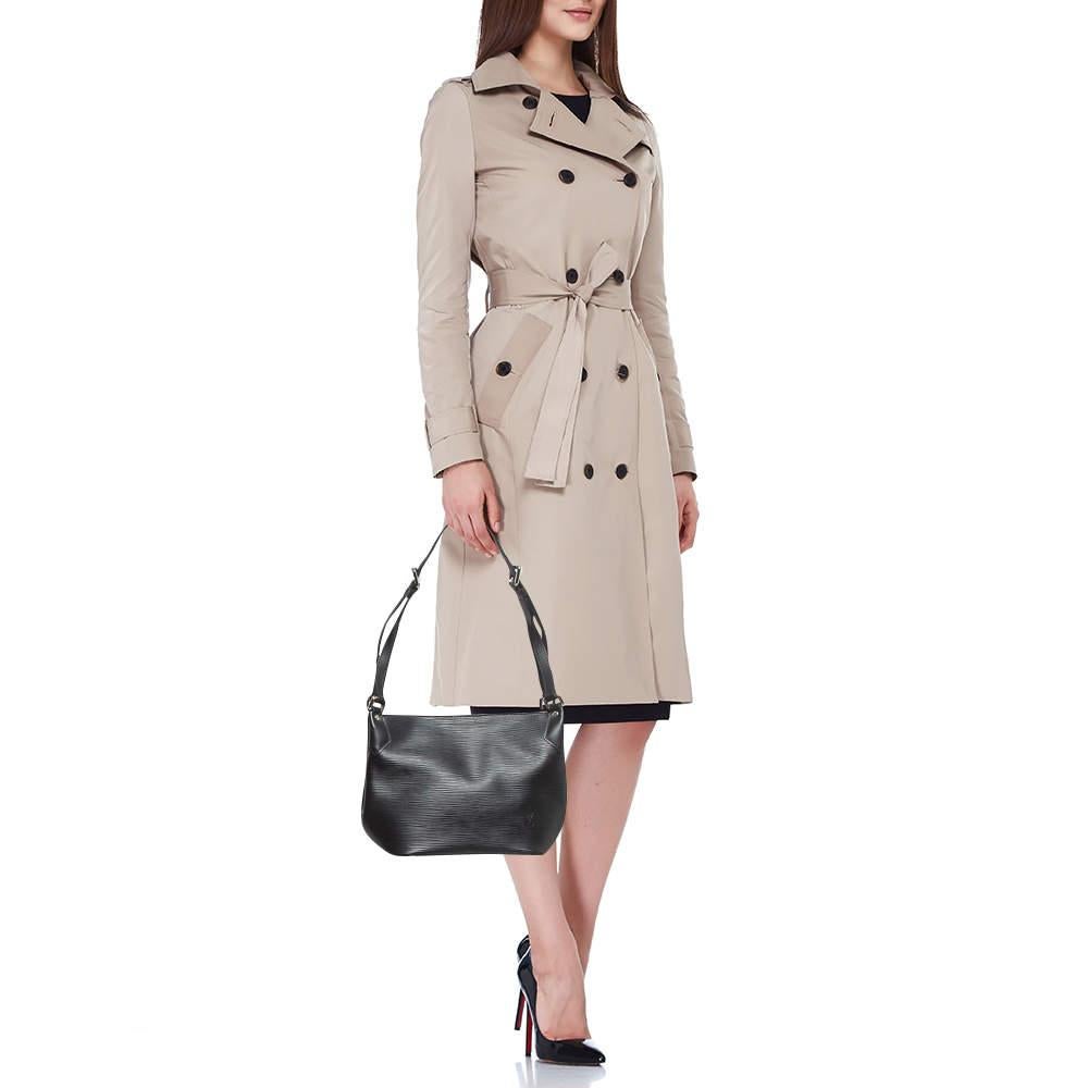 Perfect for conveniently housing your essentials in one place, this Louis Vuitton bag is a worthy investment. It has notable details and offers a look of luxury.