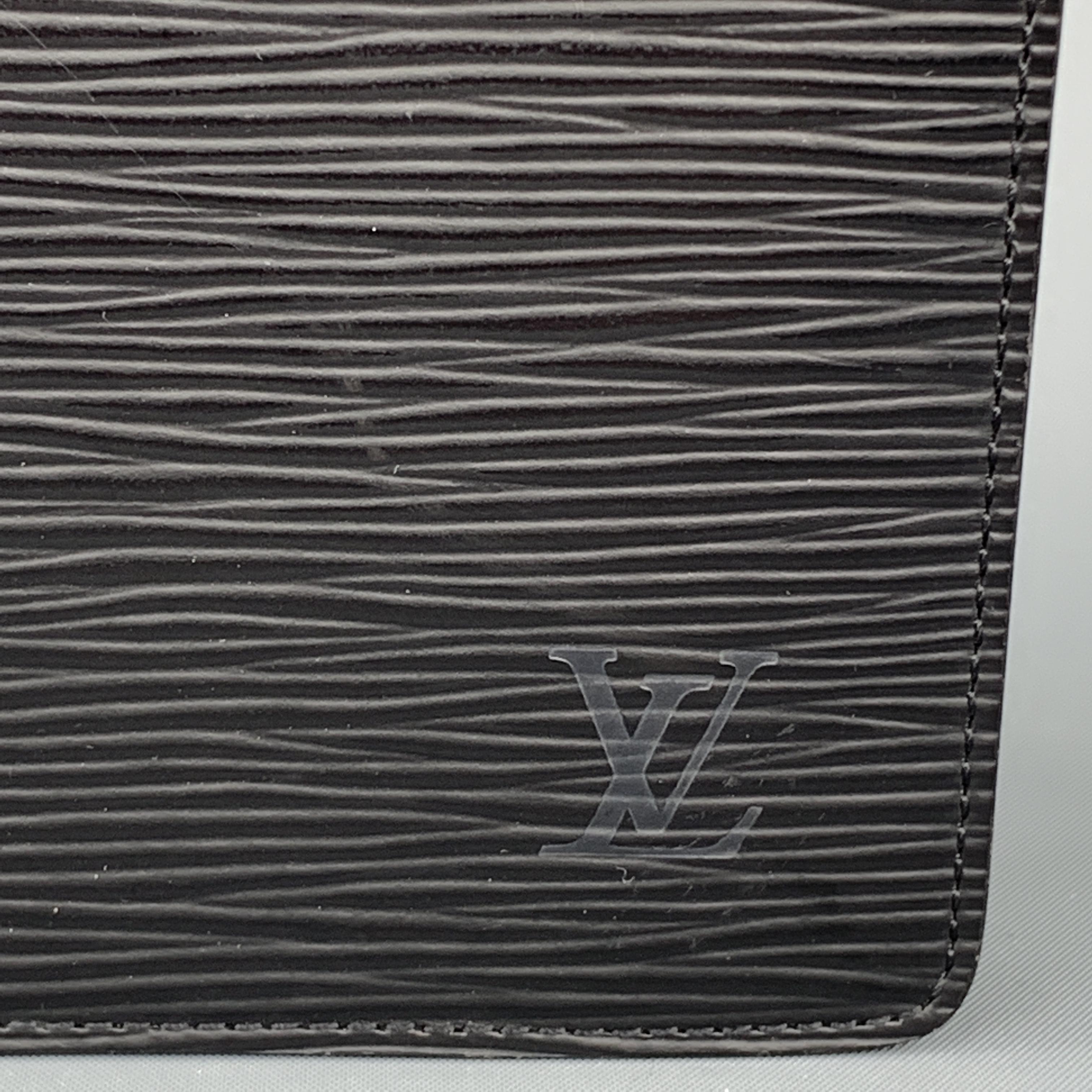 LOUIS VUITTON medium size agenda comes in black Epi textured leather with a snap tab closure at side, gold tone ring spine, Interior storage. Minor wear. As-is. Made in France.
 
Very Good Pre-Owned Condition.
Marked: SP1001
 
Length: 5.5 in.
Width: