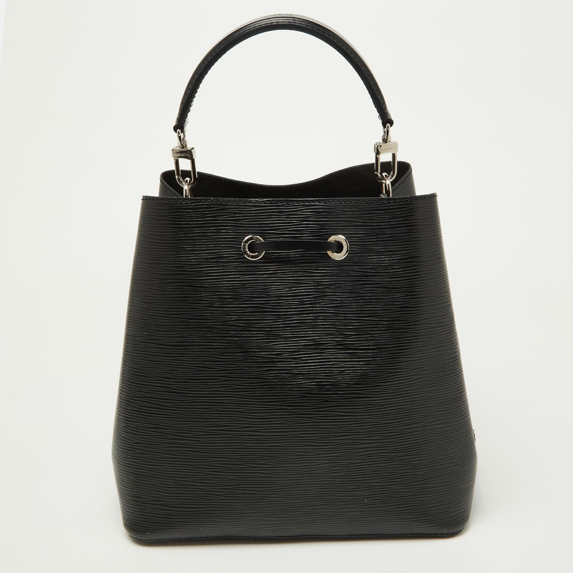 Ce joli sac Louis Vuitton est une version modernisée du sac classique Noé. Avec un design minimal mais des éléments marquants, il remportera votre vote en tant que sac à main préféré. Réalisé en cuir Epi dans une teinte noire, il est doté d'une