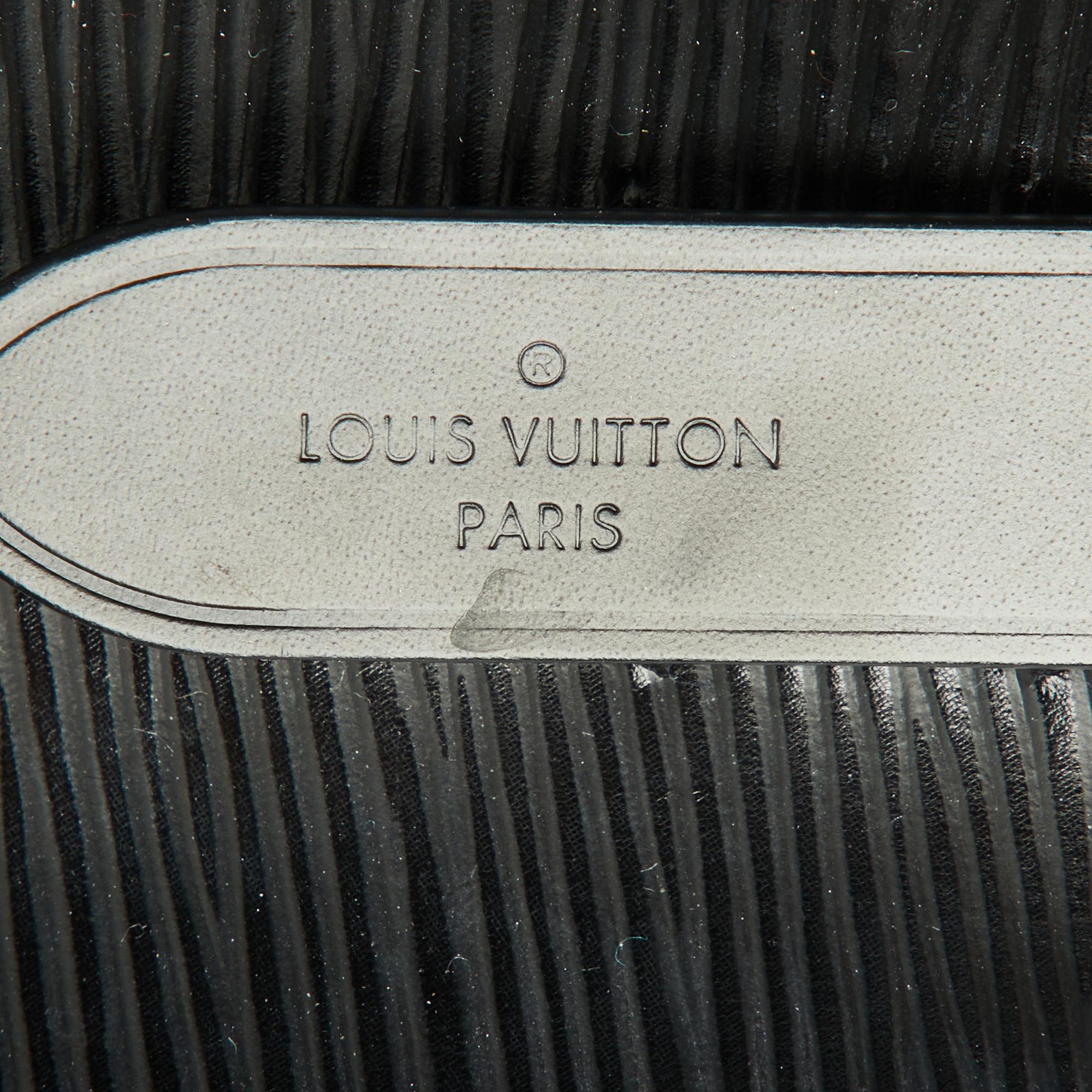 Louis Vuitton Black Epi Leather NeoNoe MM Bag In Good Condition For Sale In Dubai, Al Qouz 2
