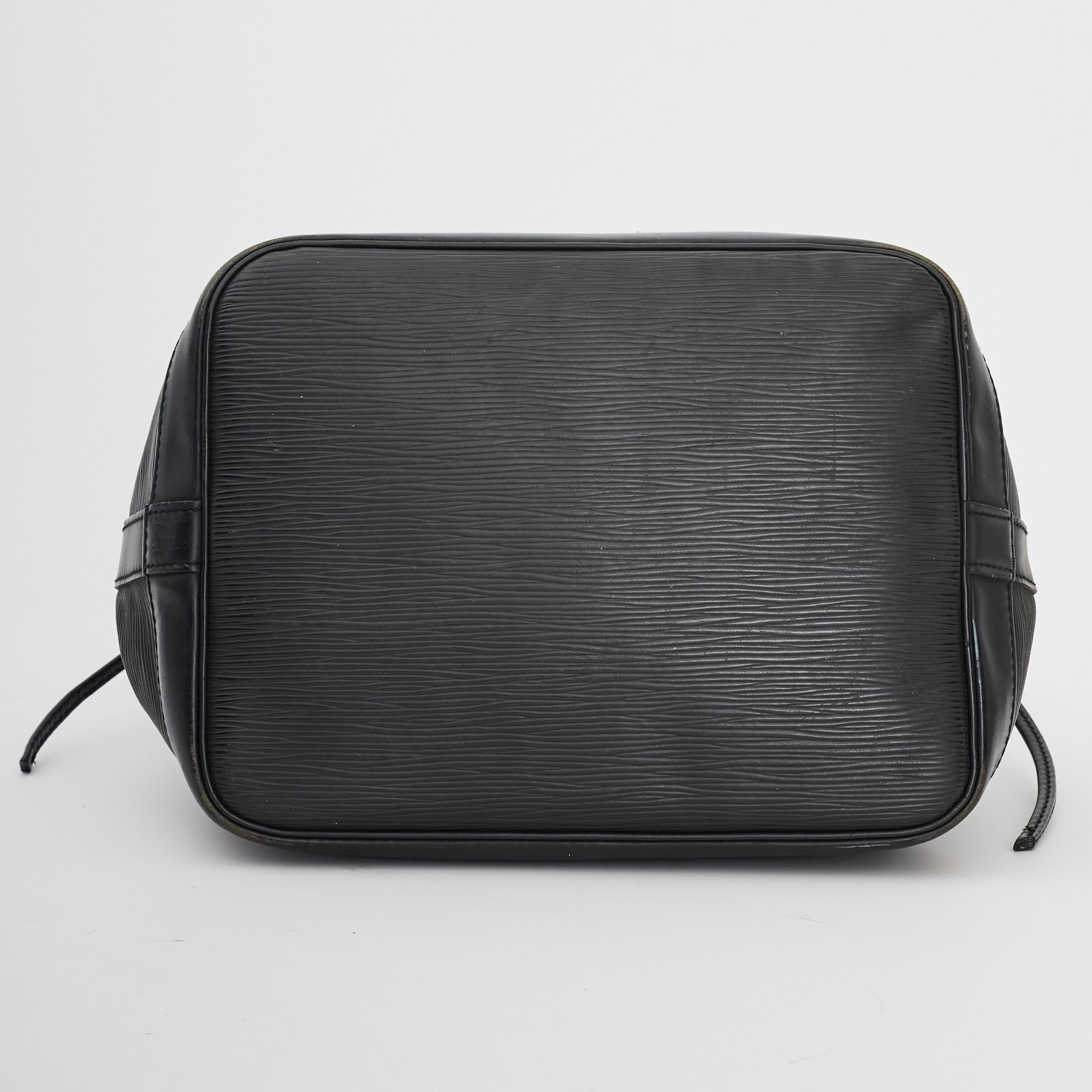 louis vuitton black epi bucket bag