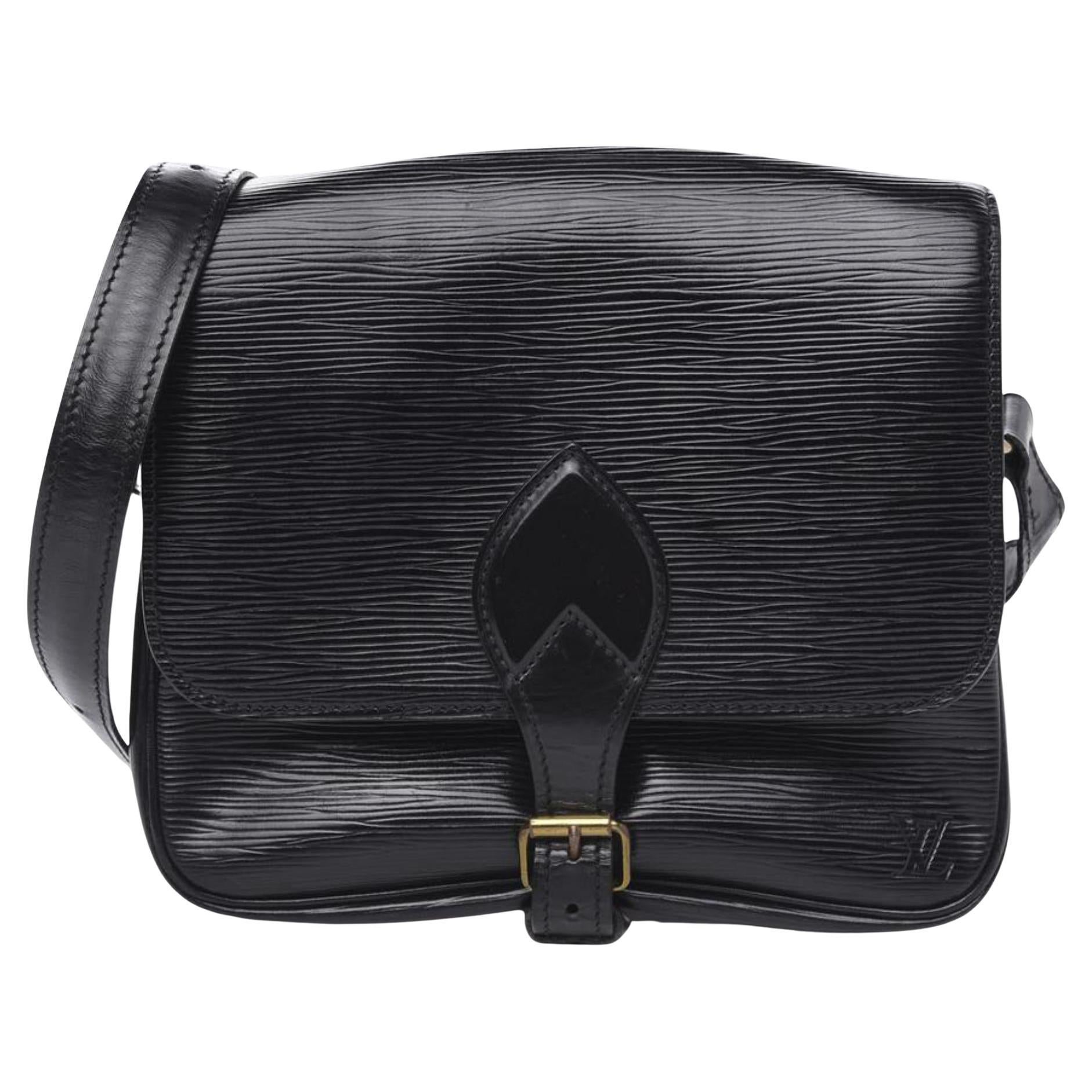 Bolso Crossbody Louis Vuitton Negro Epi Piel Noir Cartouchiere 5lv1020 en venta